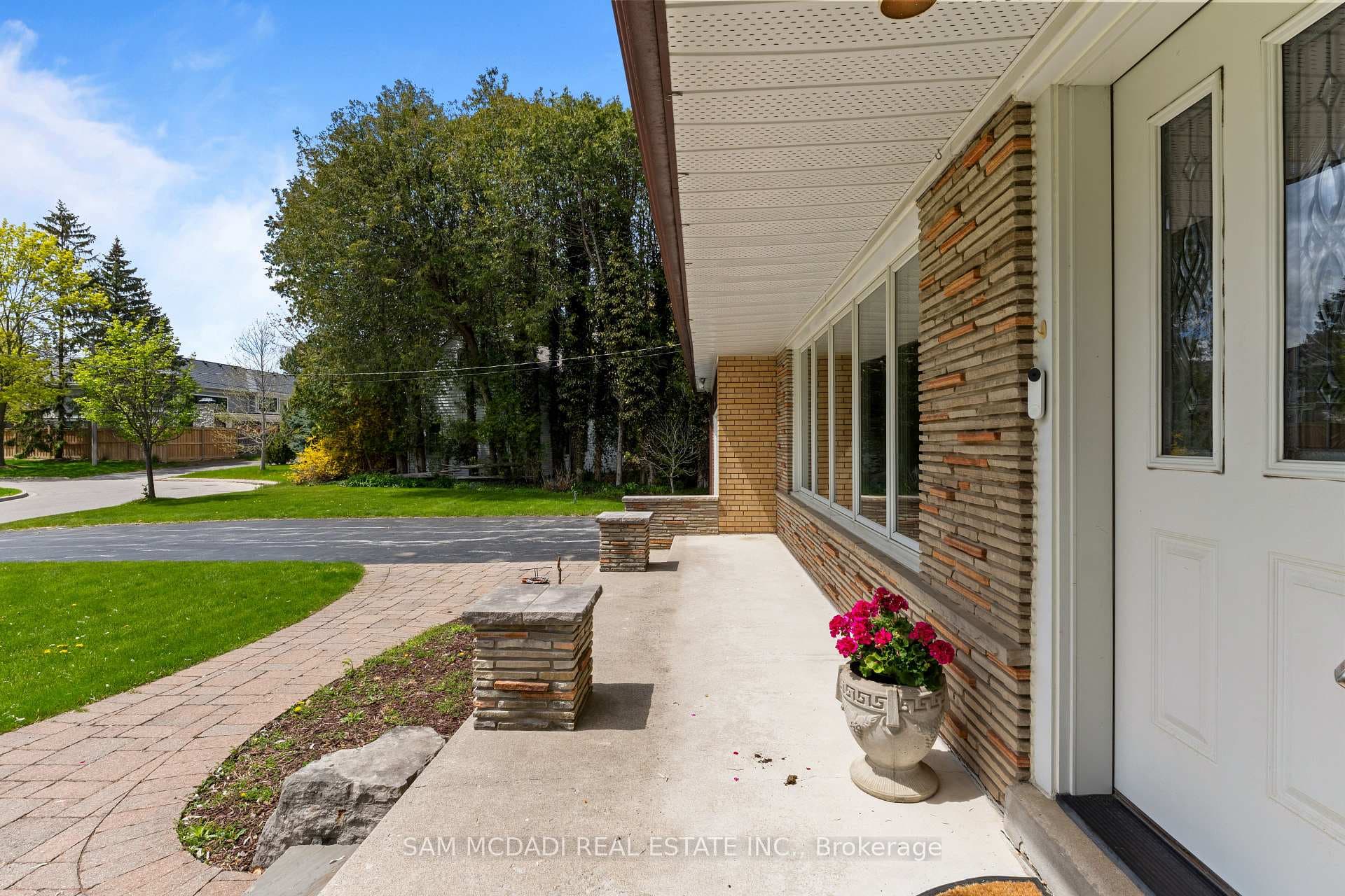 521 Vanessa Crescent photo 3