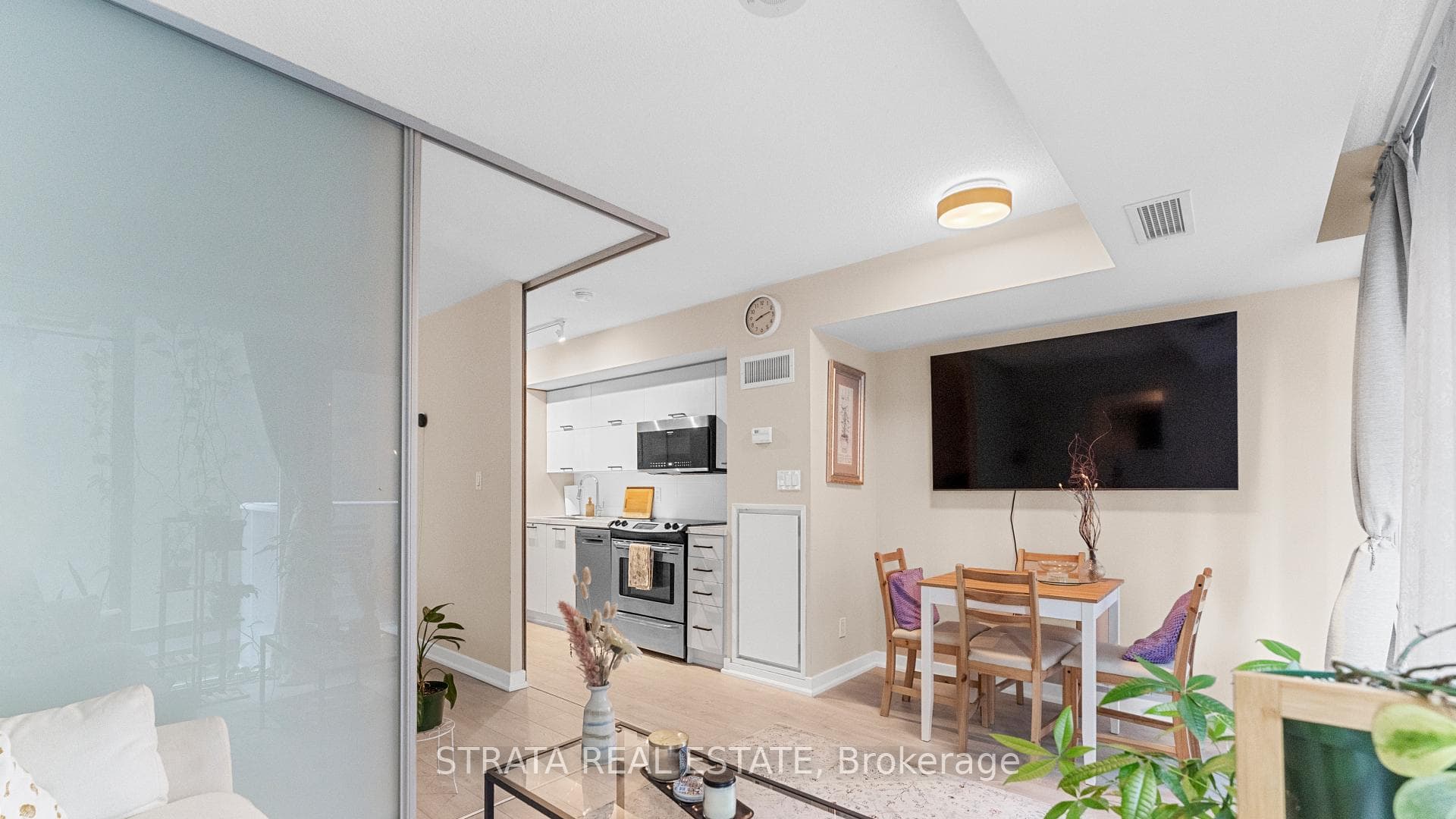 126 Simcoe Street Unit 402 photo 9