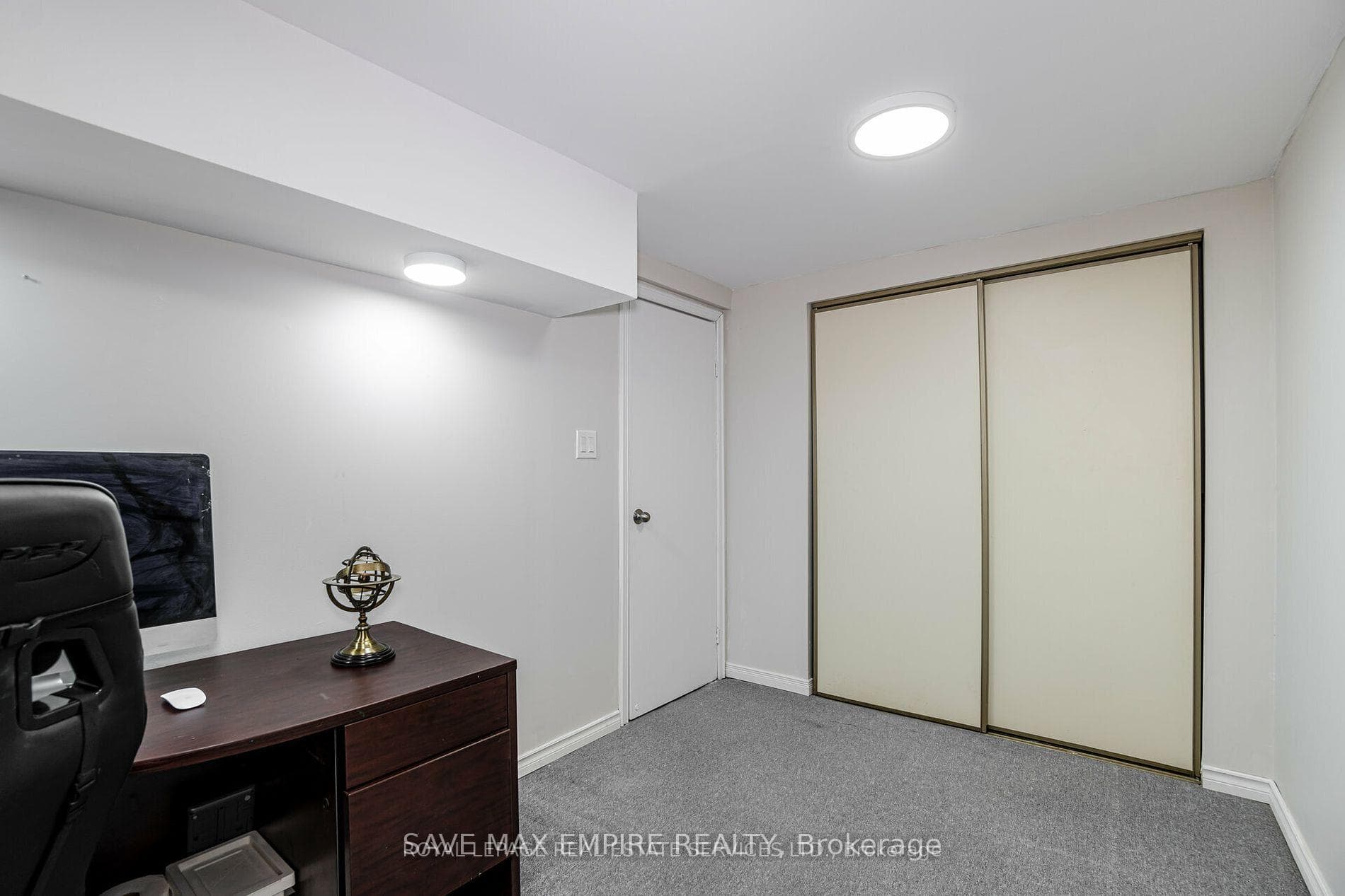 2046 Glenada Crescent photo 16