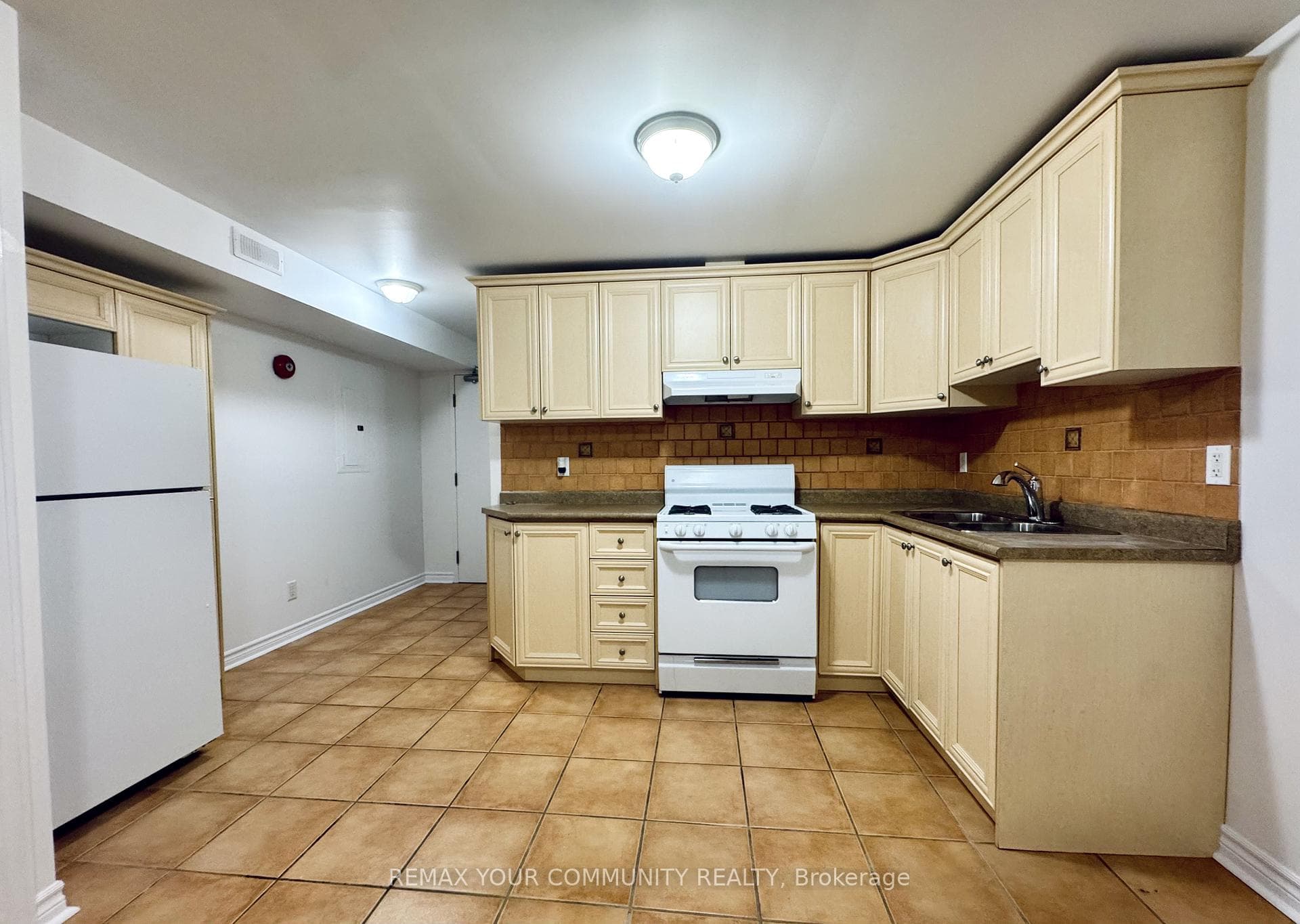 2417 DUNDAS Street Unit B1 photo 2