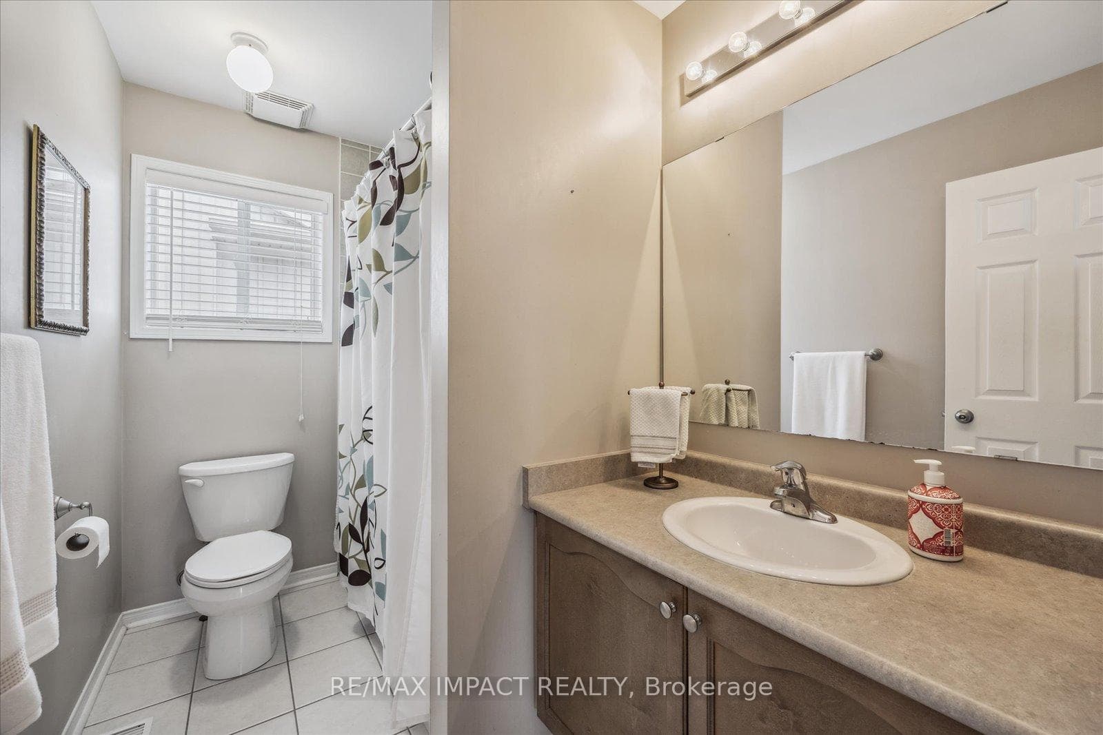 1176 Ashgrove Crescent photo 25