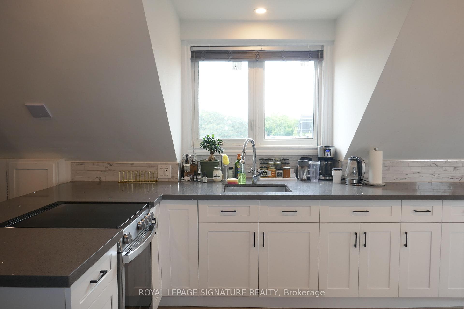 150 Lansdowne Avenue Unit 4 photo 4