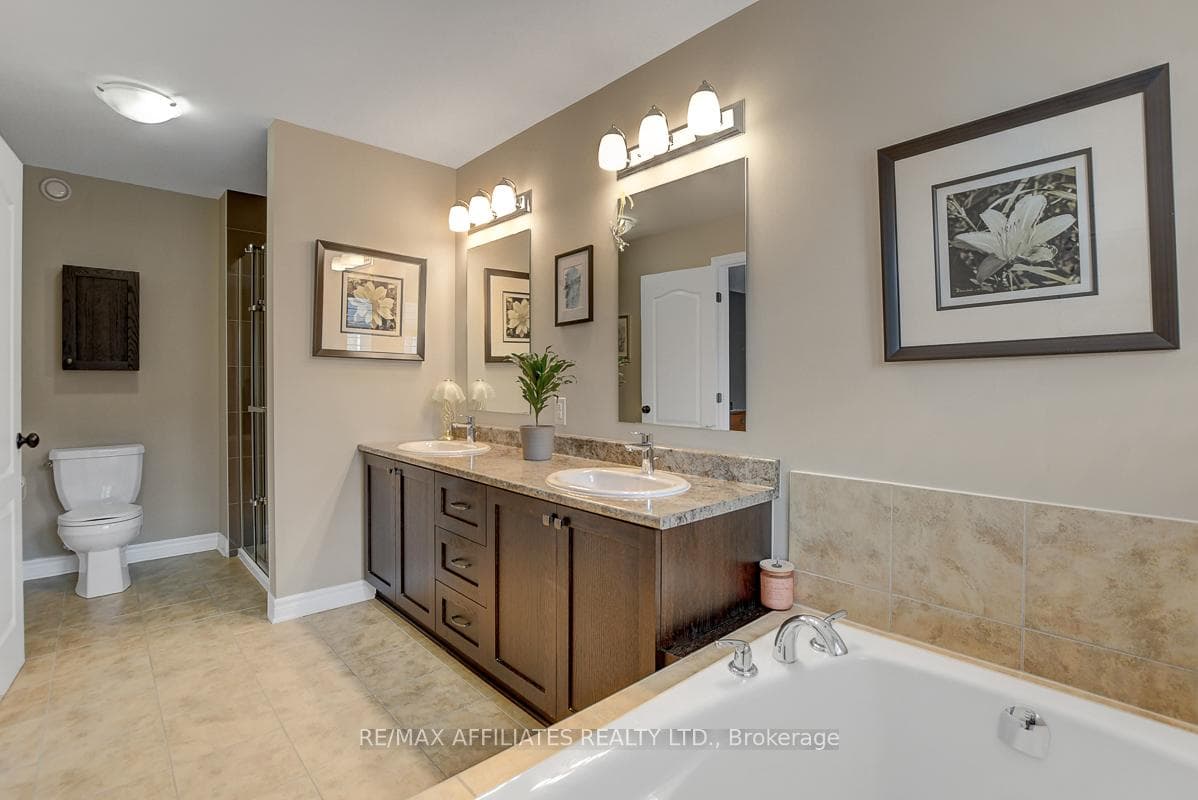 228 Fergus Crescent photo 27