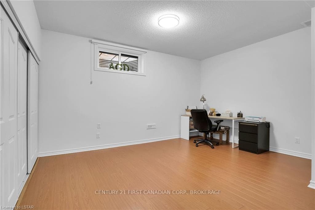 19 SYDENHAM Drive photo 40