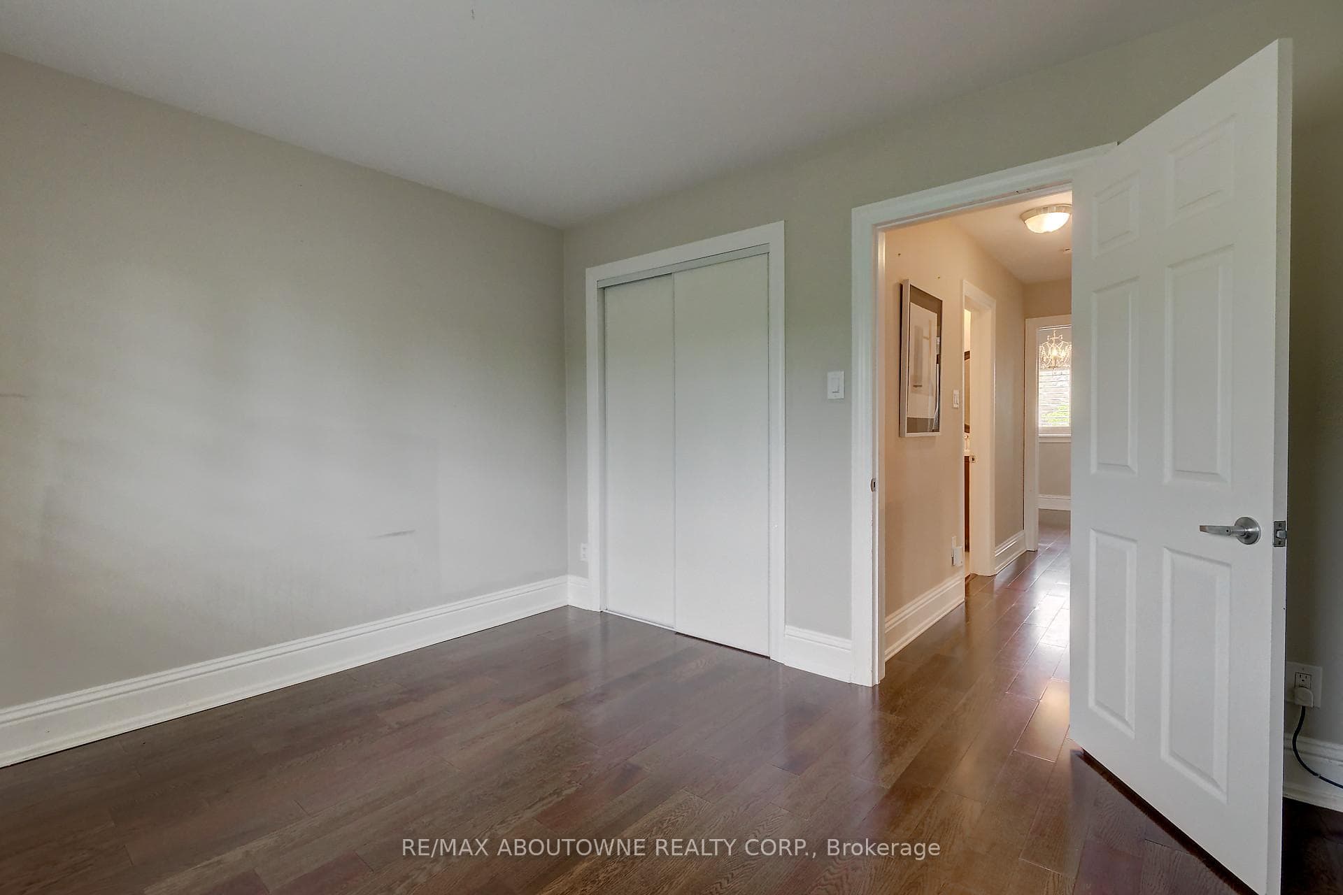 255 Wales Crescent photo 23