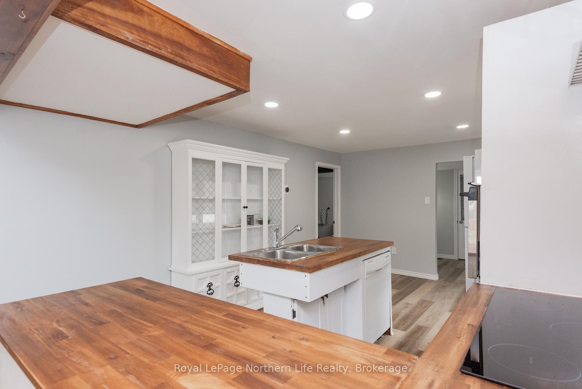 781 Brydges Street photo 17