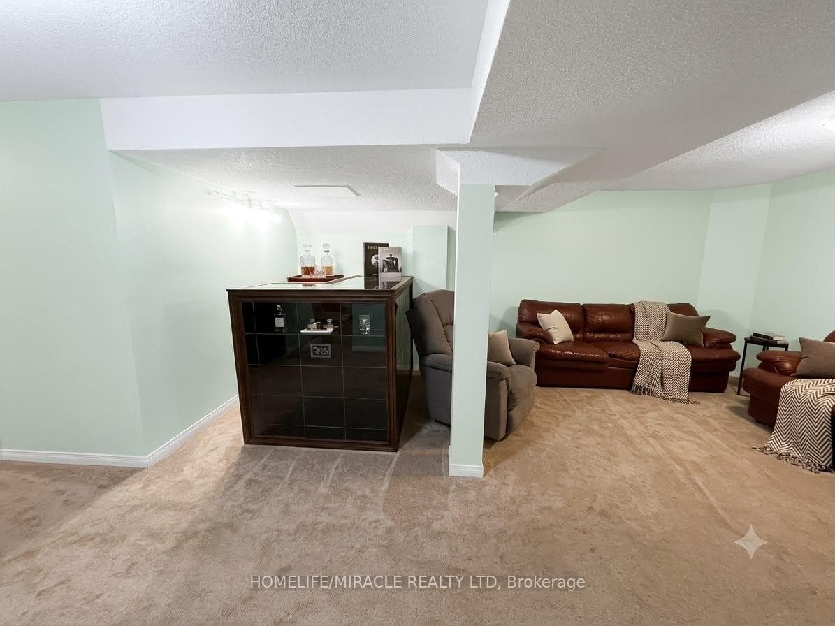 146 Cadillac Crescent photo 20