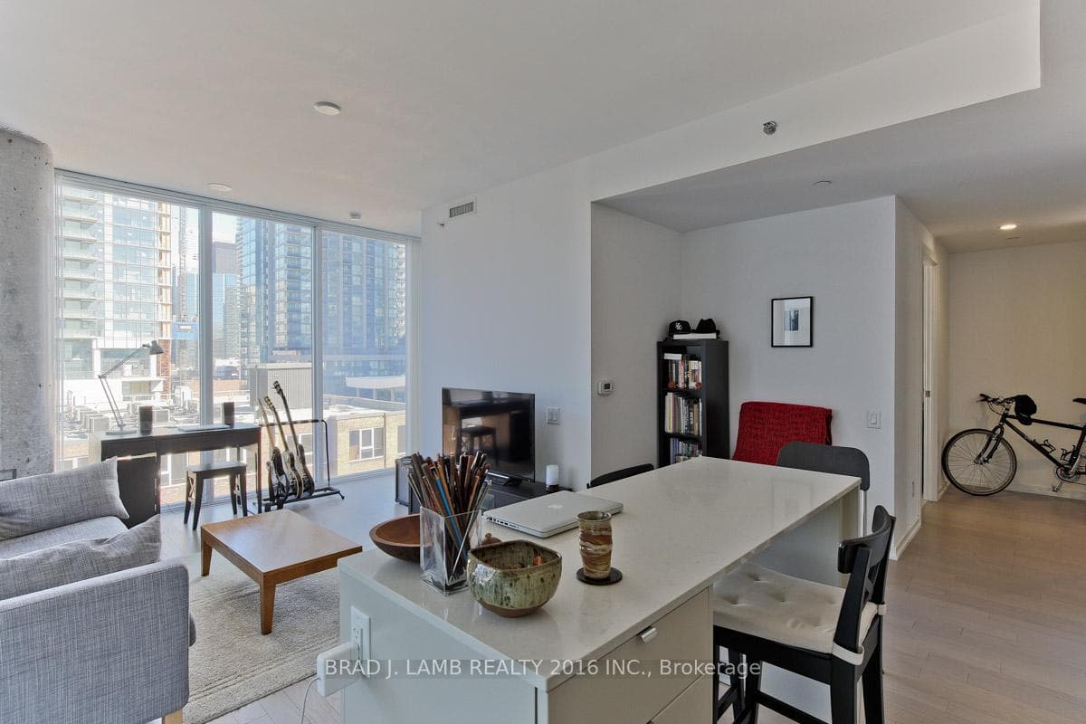 101 Peter Street Unit 803 photo 2