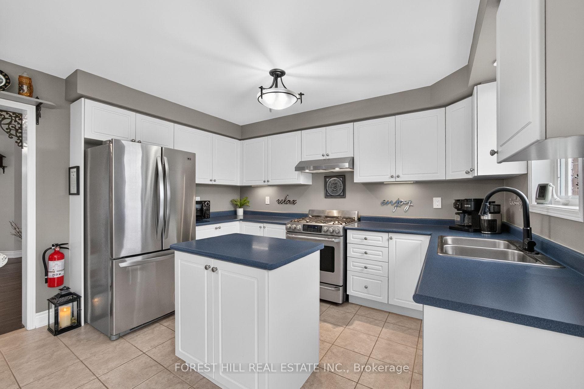 92 Senator Way photo 10