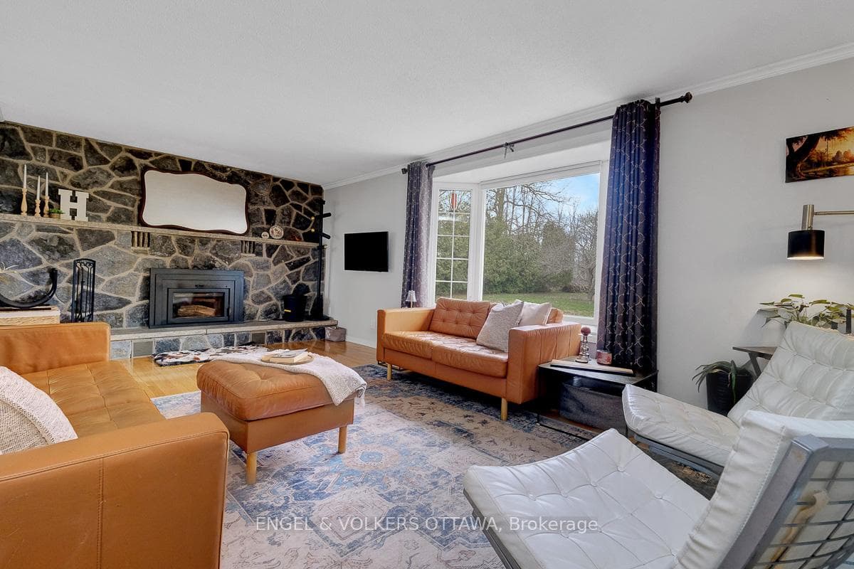2963 Roger Stevens Drive photo 6