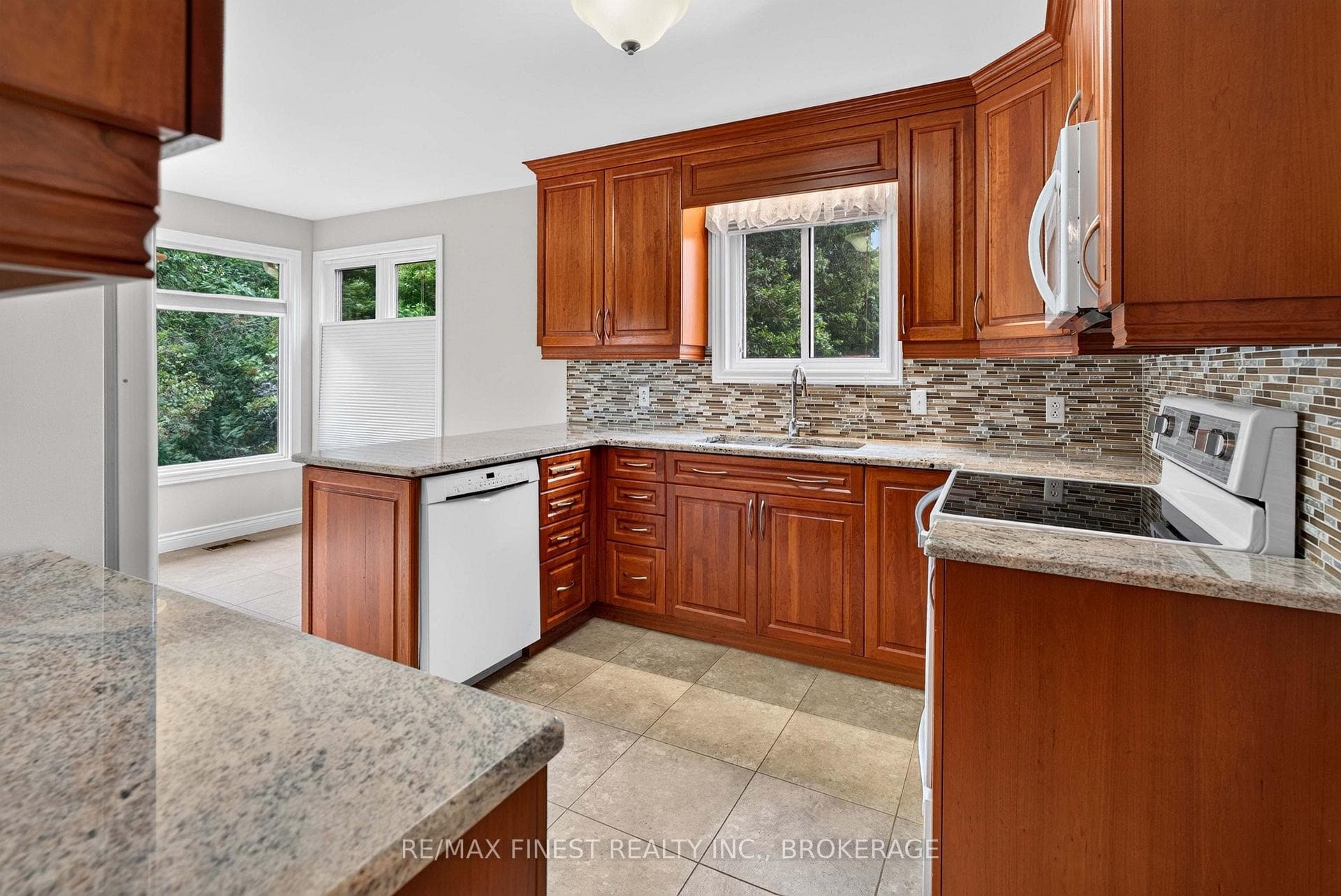 886 Bridle Path Crescent photo 13