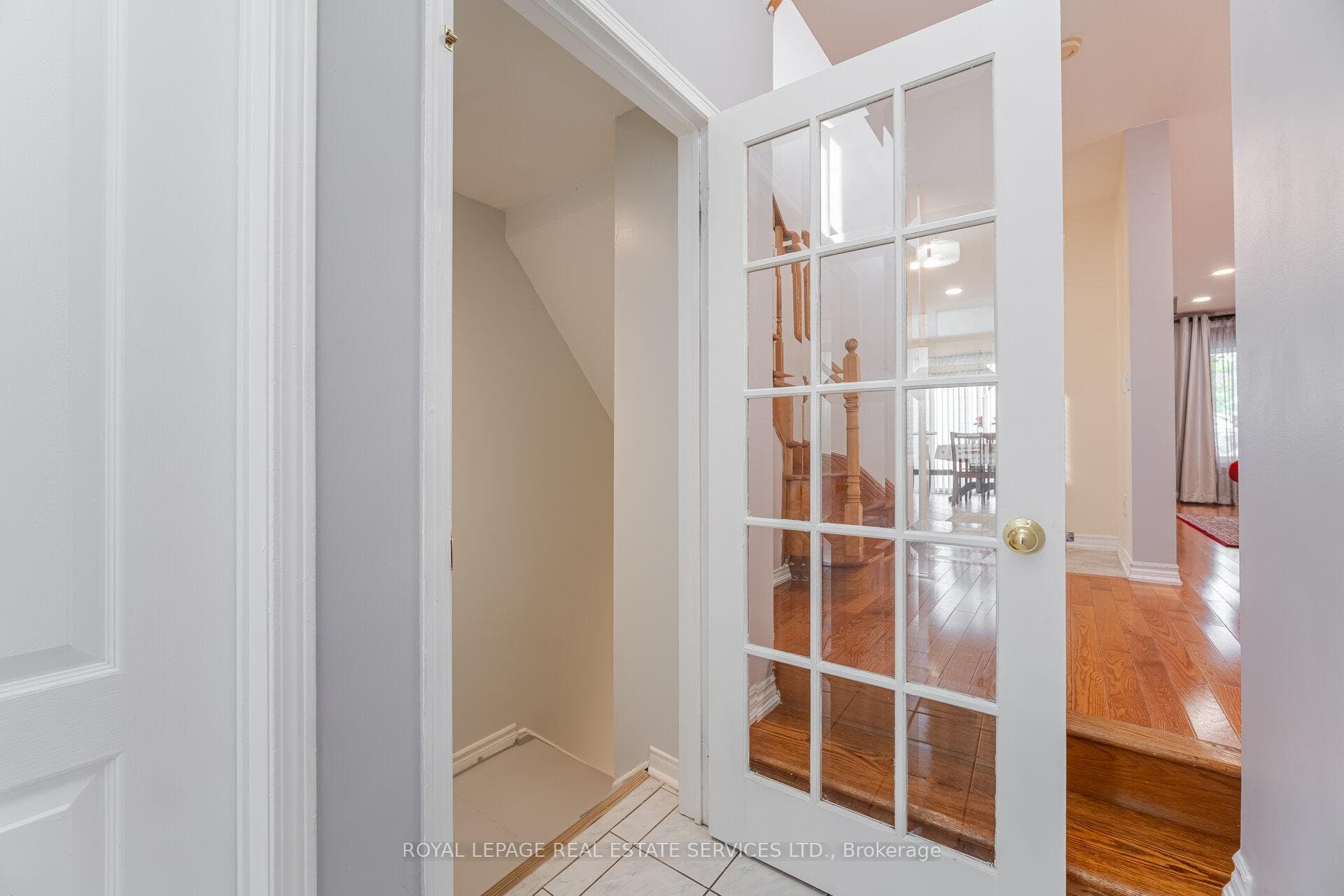 833 Scollard Court Unit 30 photo 29