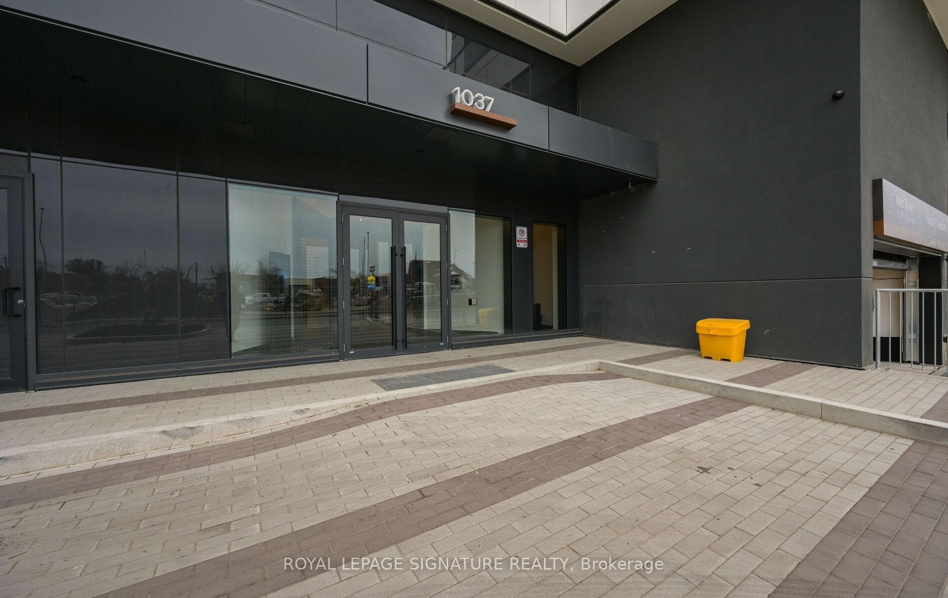1037 The Queensway N/A Unit 707 photo 2