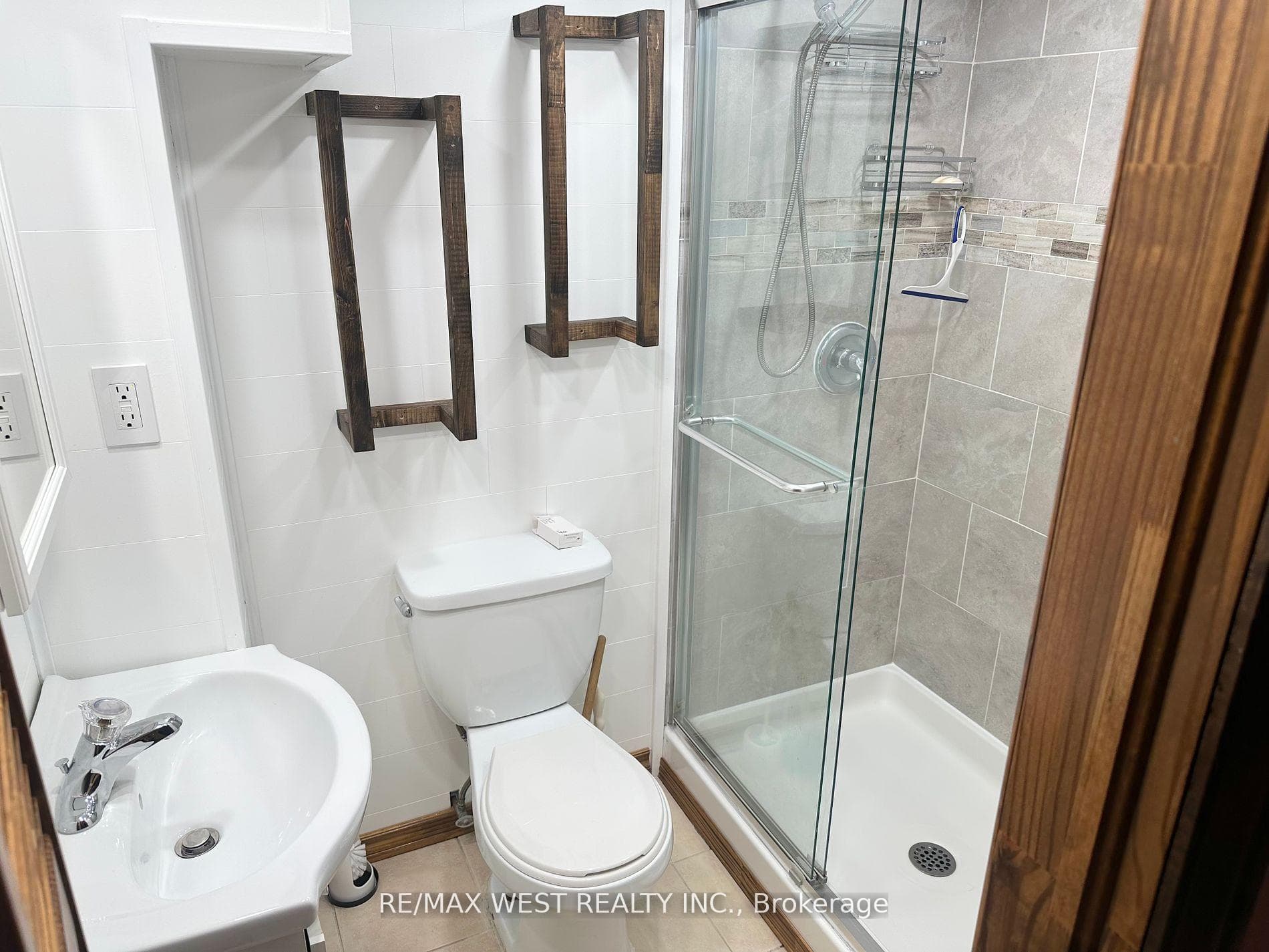11 Howard Avenue photo 14