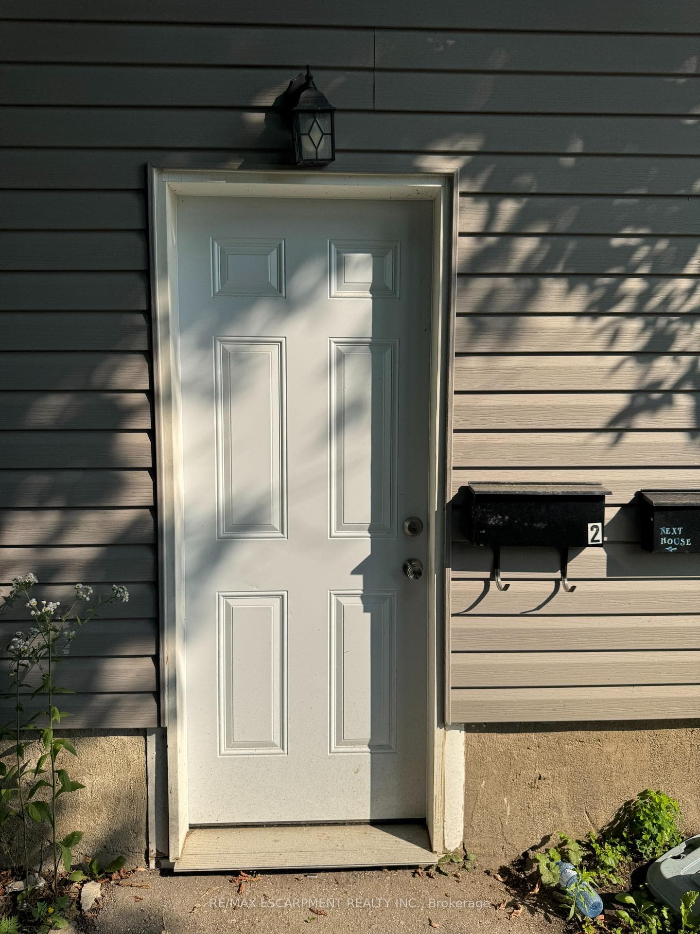 Door to lower unit