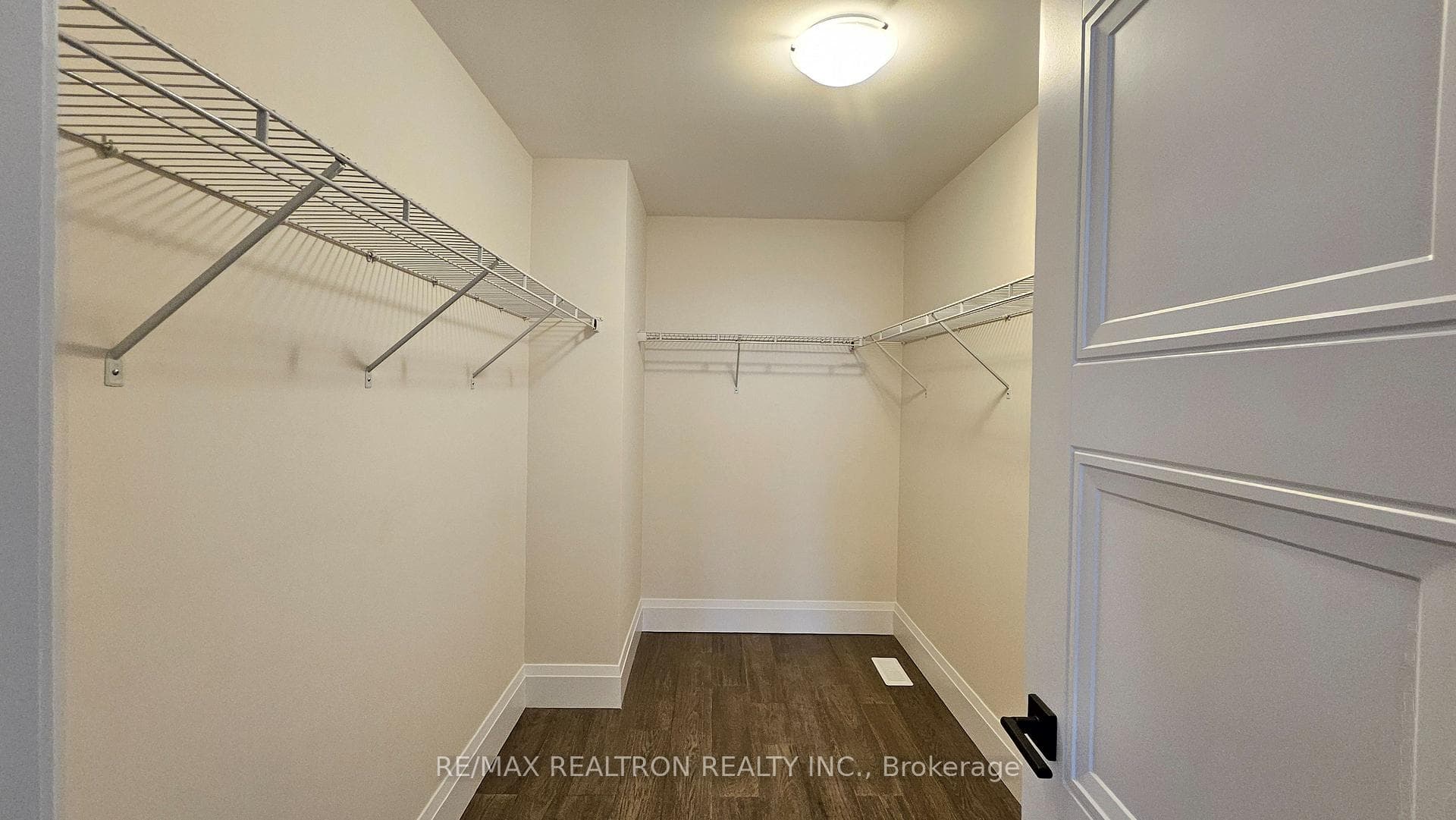672 Lemay Grove photo 7