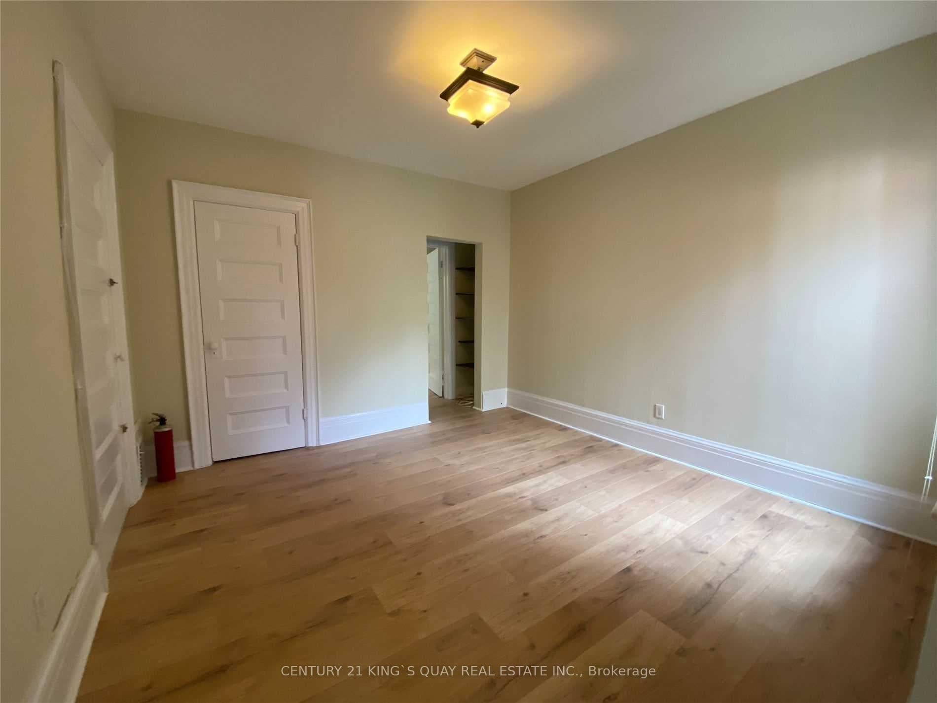 154 Sorauren Avenue Unit 2nd Flr photo 8
