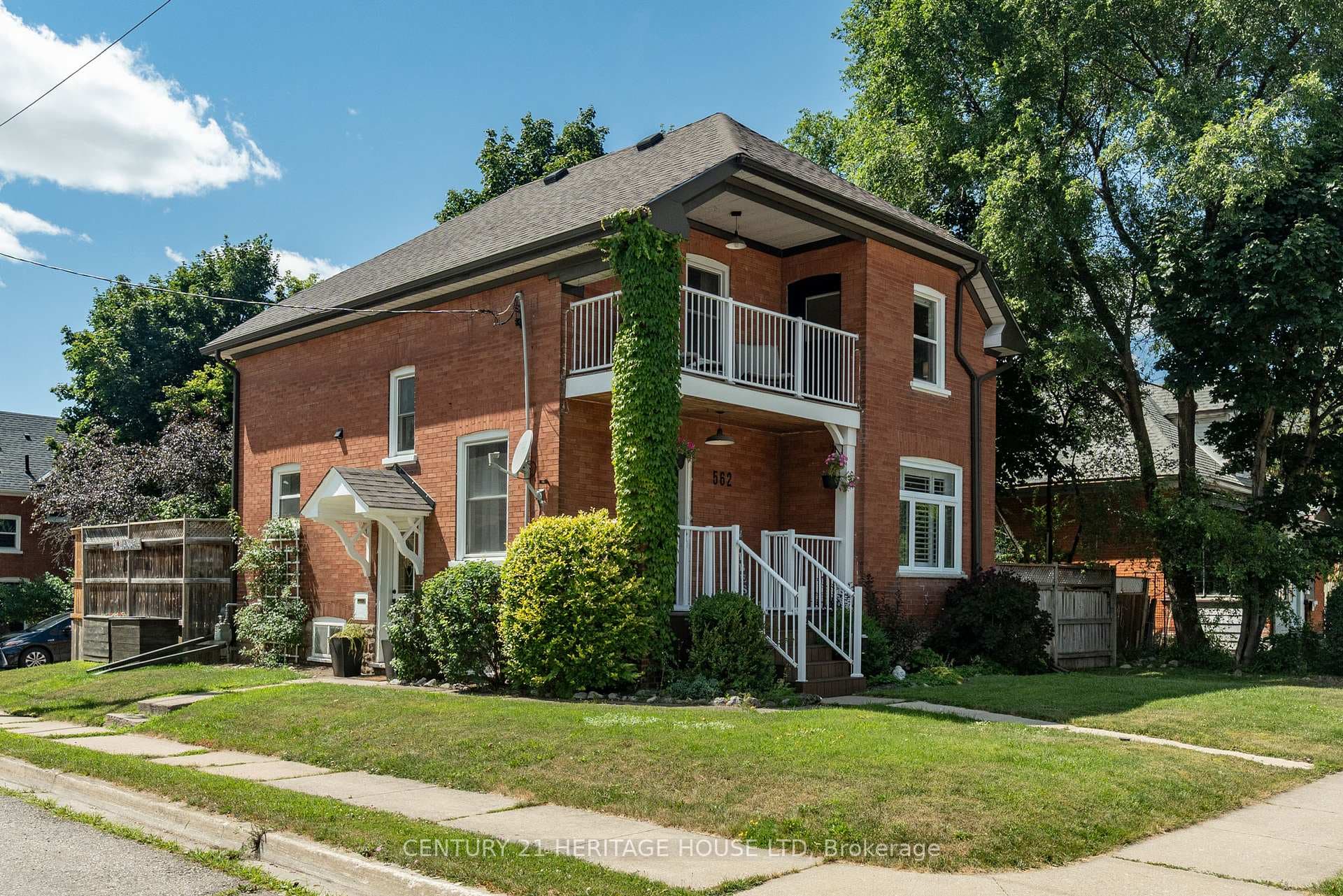 562 Laurel Street photo 2