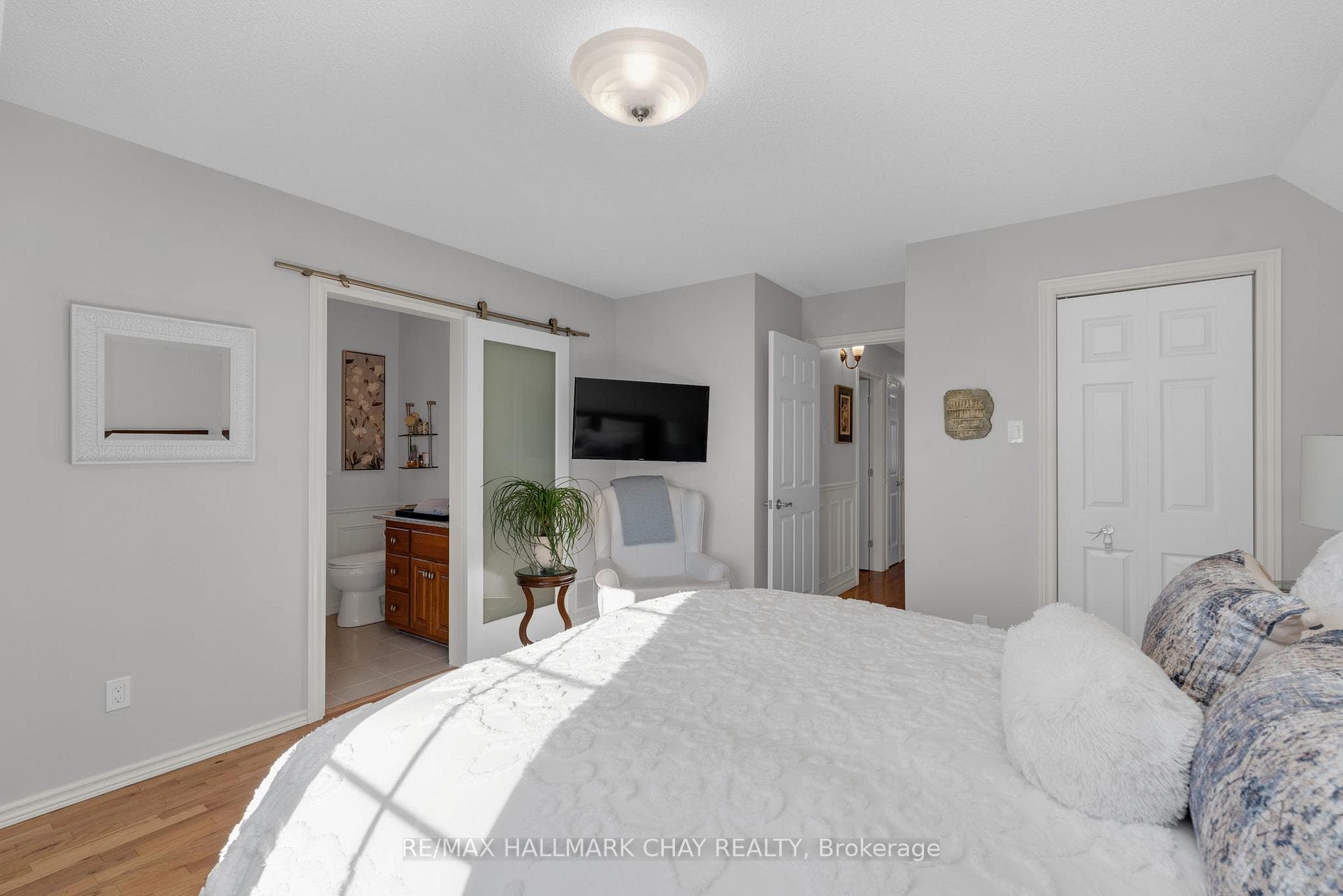 8 Martine Crescent photo 17