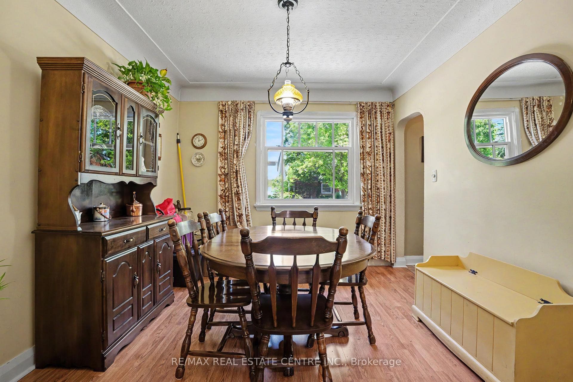 2068 Wellington Avenue photo 12