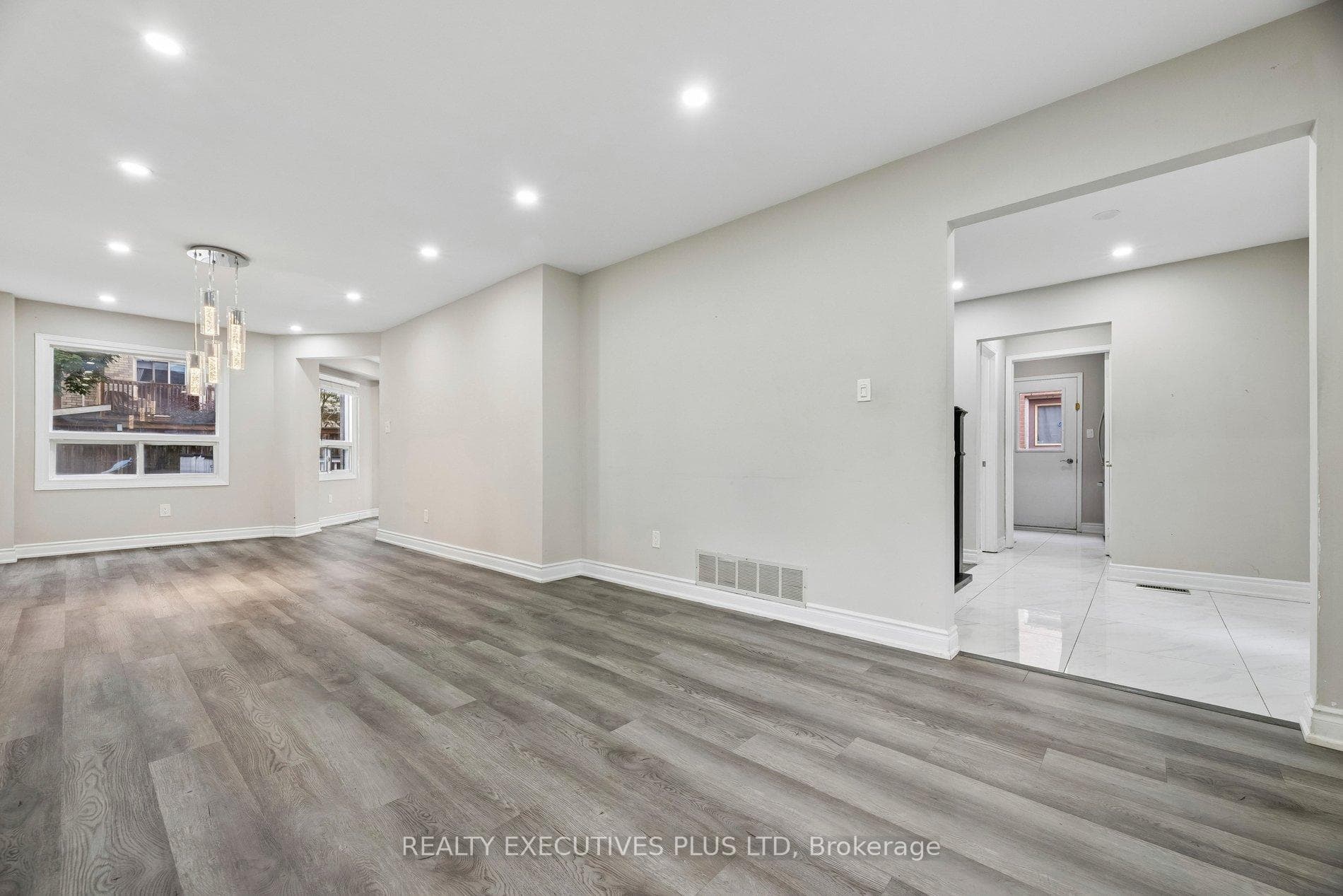 693 Barnes Crescent photo 14