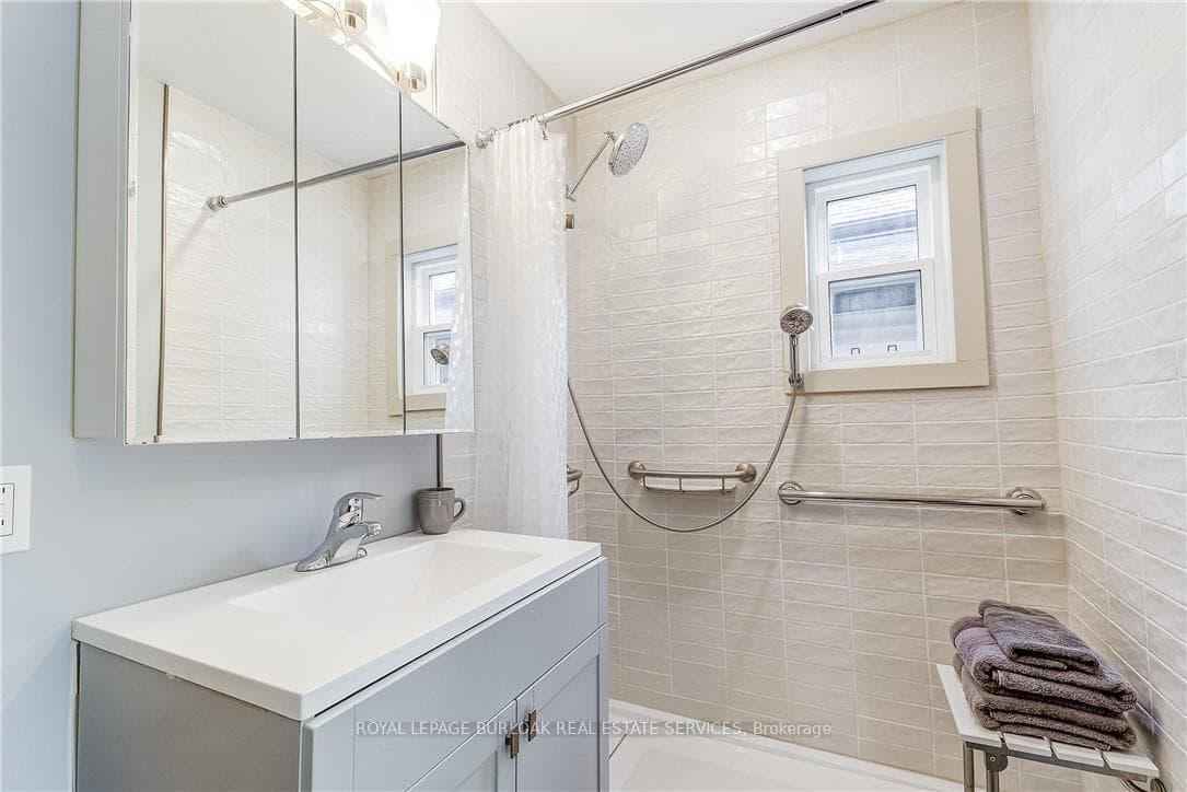 185 Simcoe Street photo 23