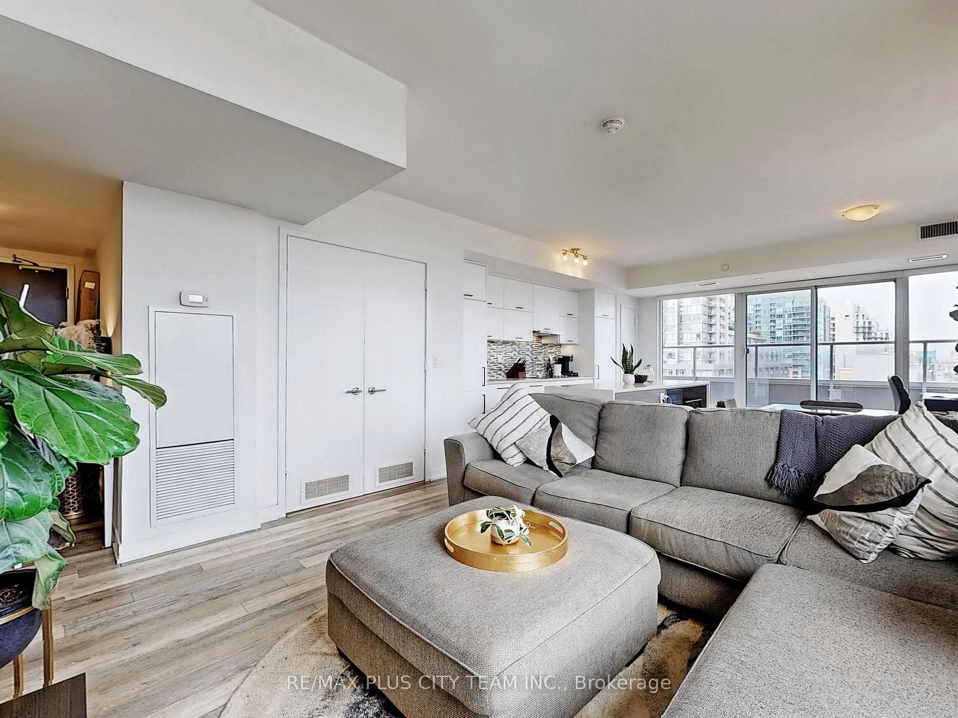 106 Dovercourt Road Unit 807 photo 11