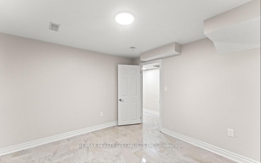 88 Showboat Crescent Unit BSMNT photo 3