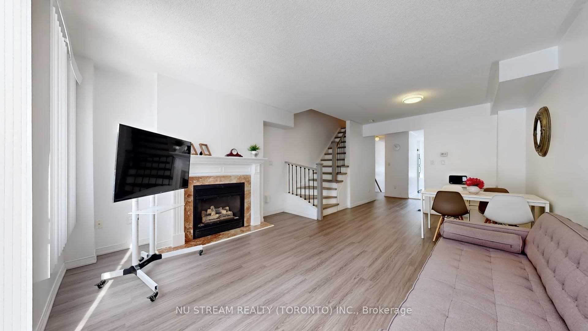 29 Rosebank Drive Unit 907 photo 2