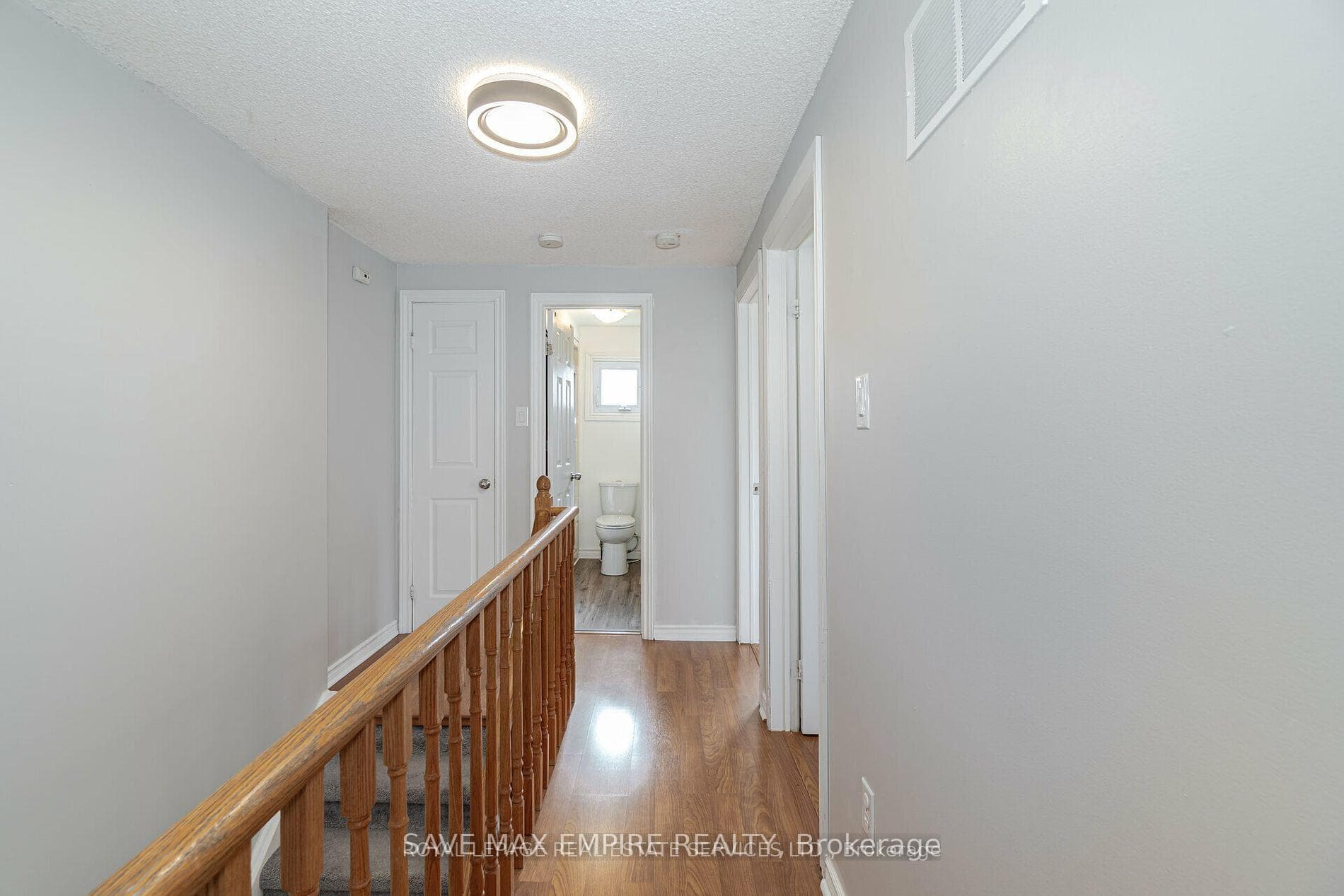 2046 Glenada Crescent photo 36