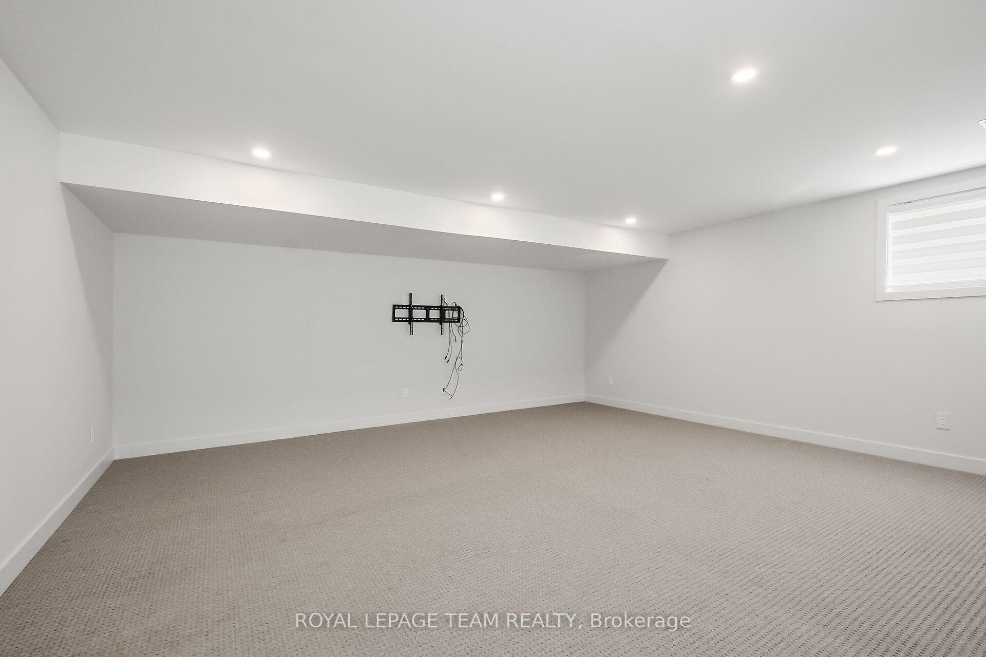 799 Cairn Crescent photo 11