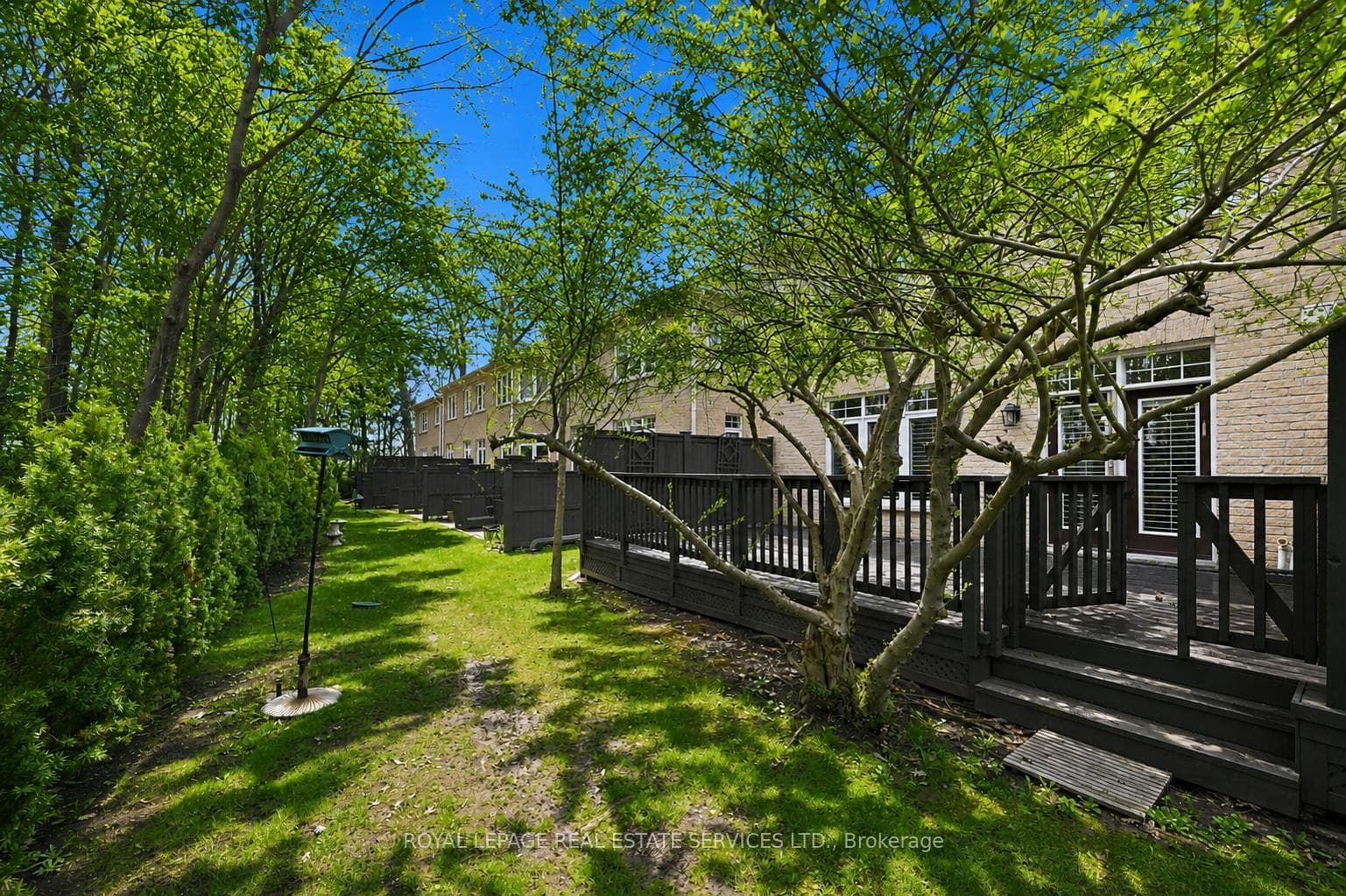 Custom Deck Ideal for Entertaining and Relaxation