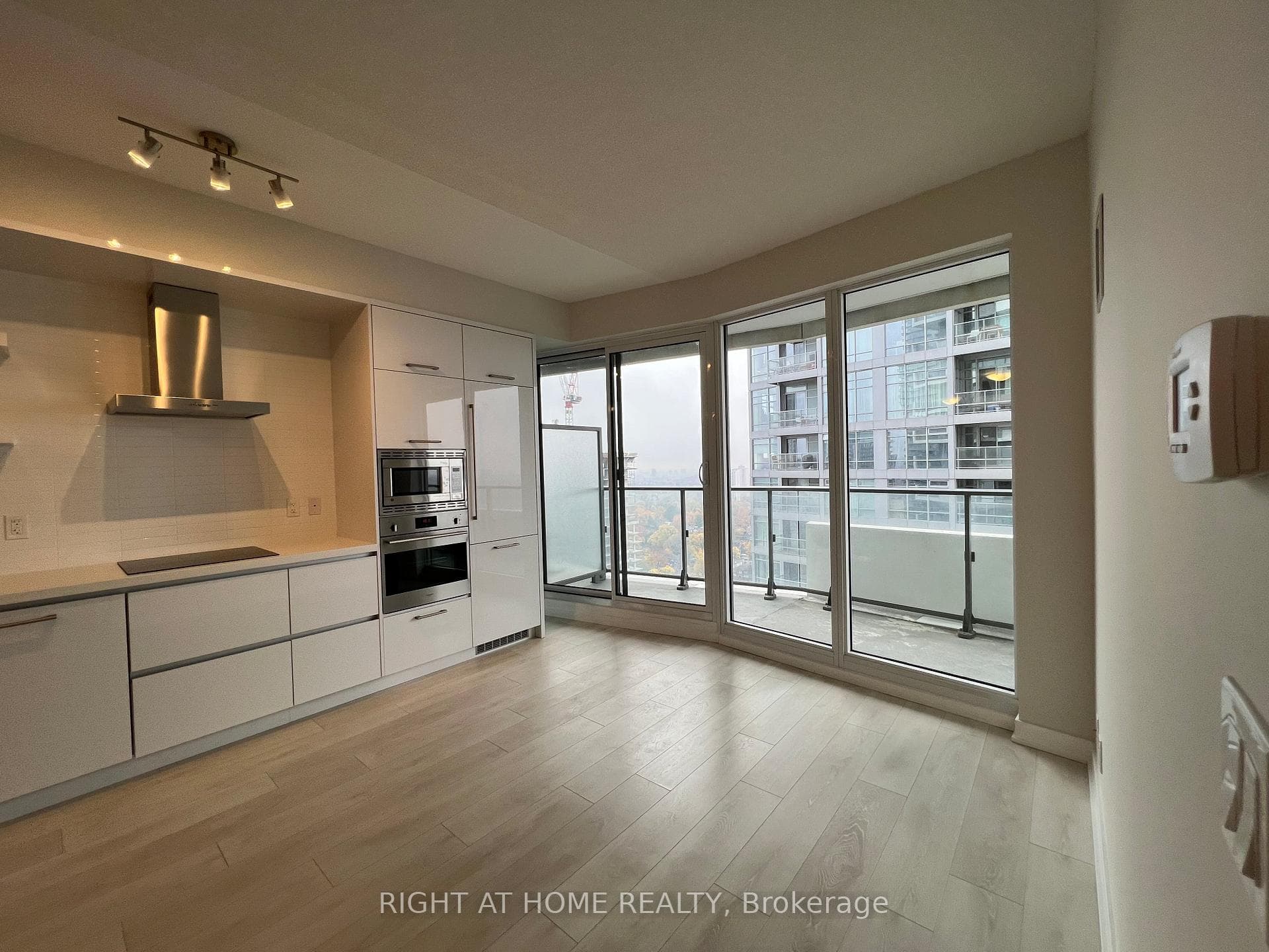 2221 Yonge Street Unit 2505 photo 4