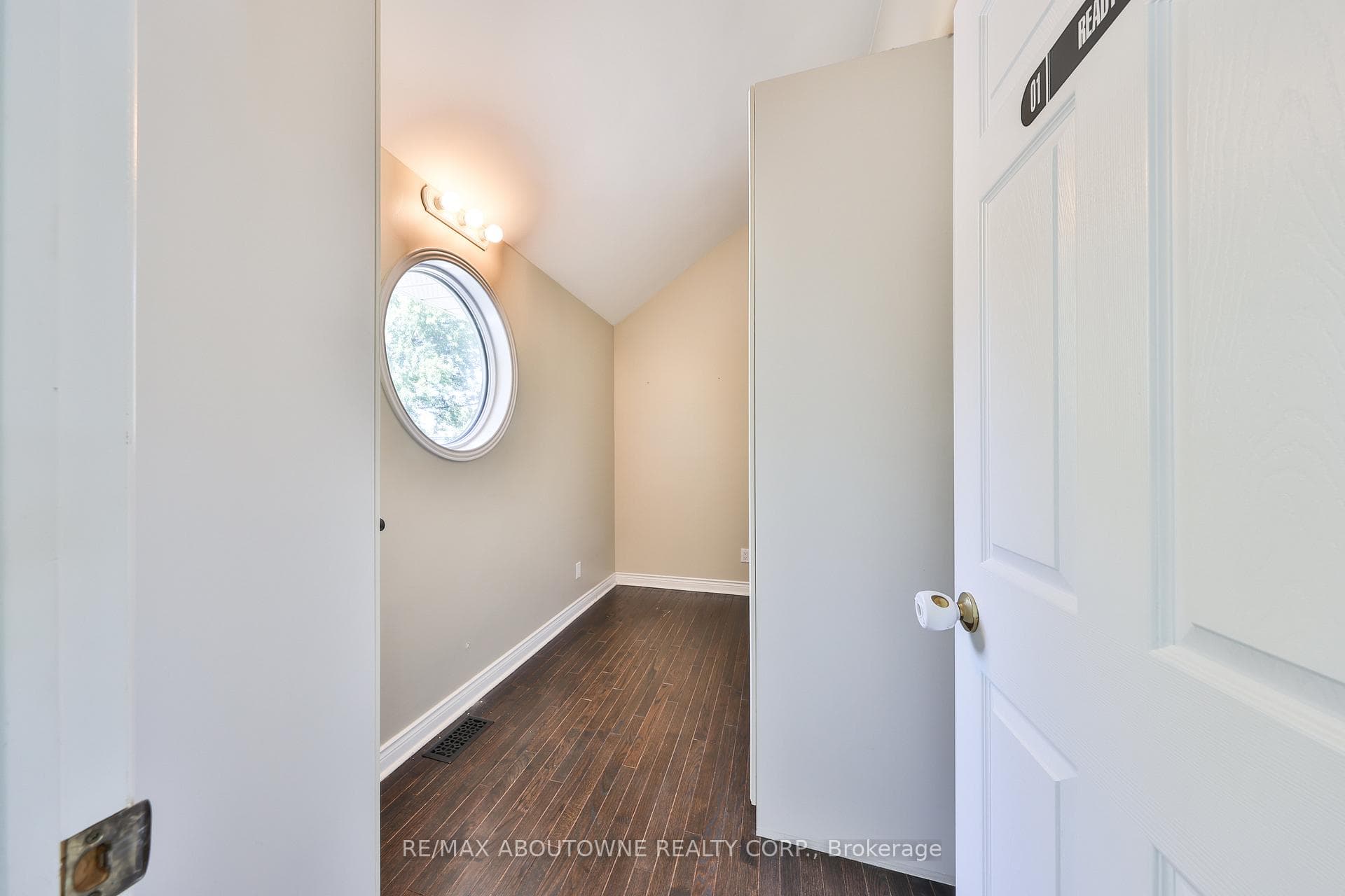 240 Tweedsdale Crescent photo 26