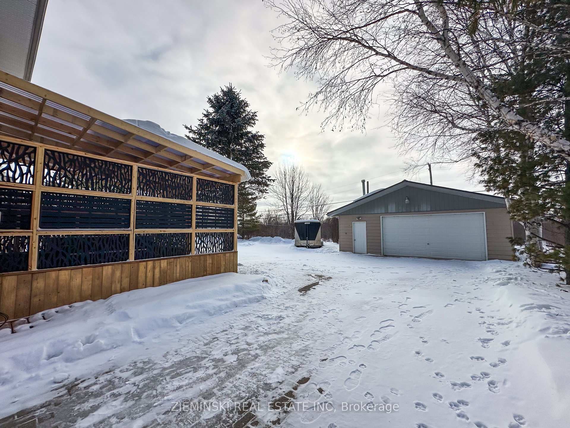 639 Majestic Street photo 34