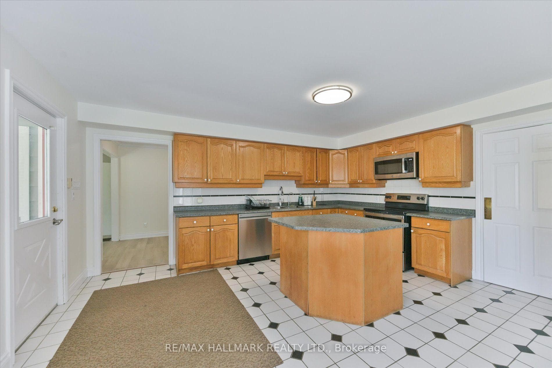13918 Leslie Street photo 7