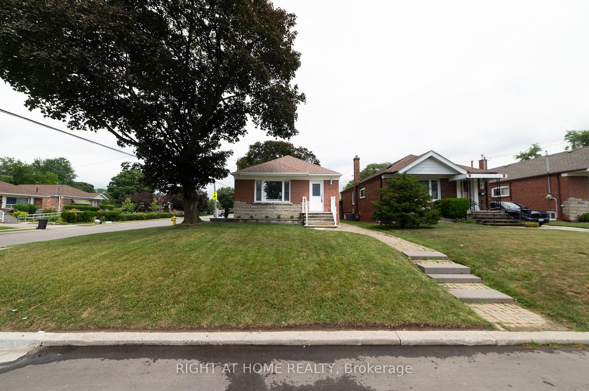 2 Midholm Drive photo 1