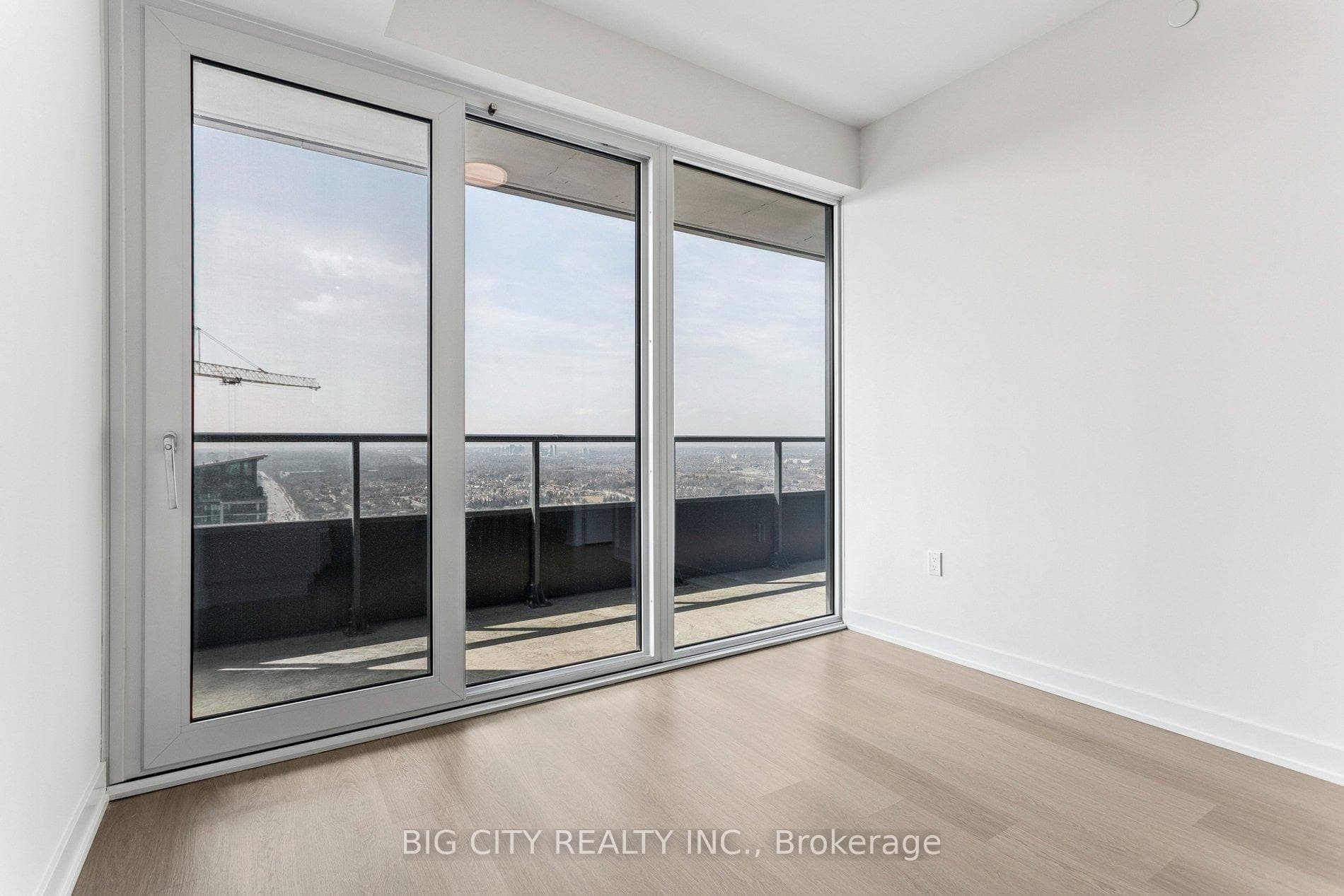 448 Burnhamthorpe Road Unit 3301 photo 4