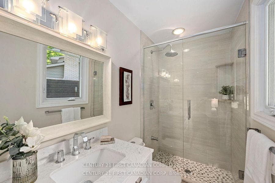 43 Compton Crescent photo 16