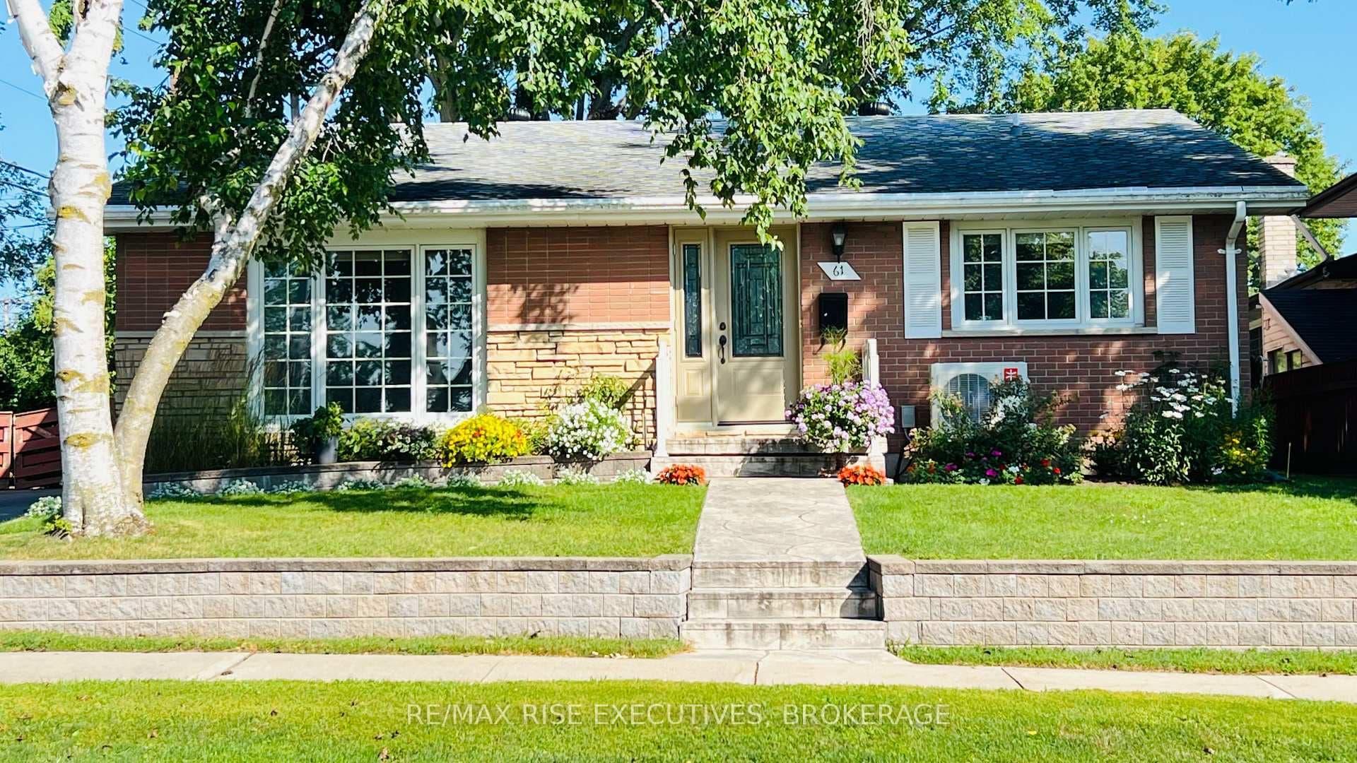 61 Conacher Drive photo 3
