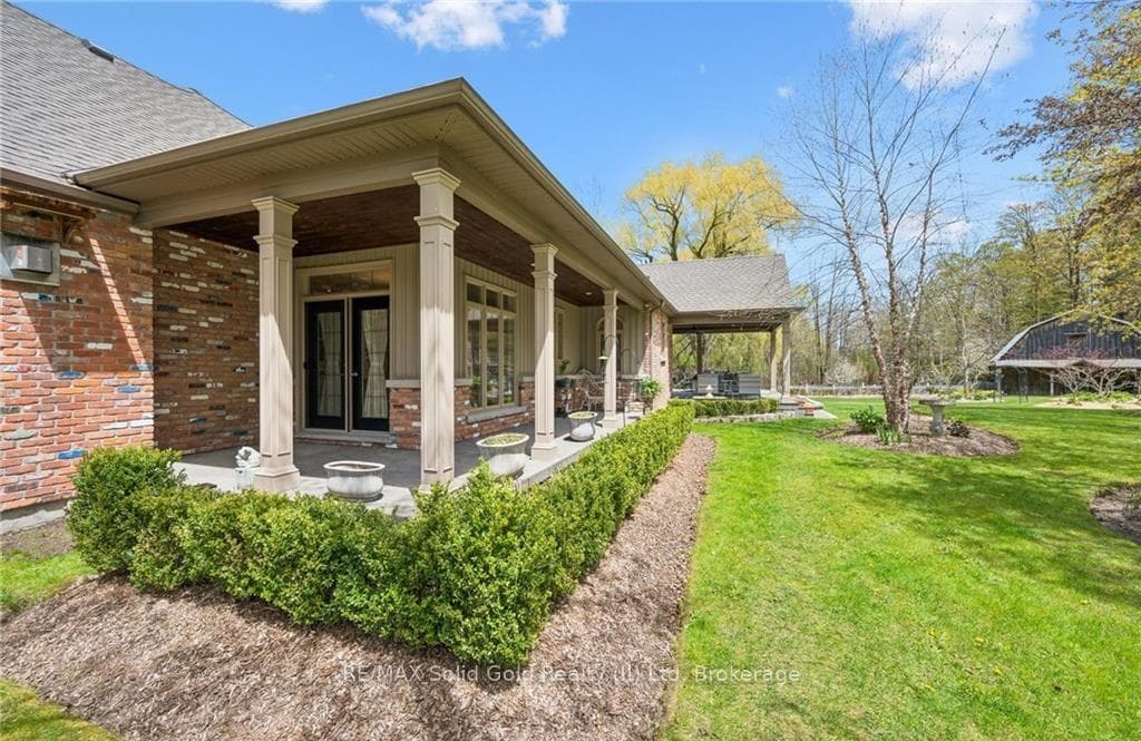 2073 Maplewood Road photo 35