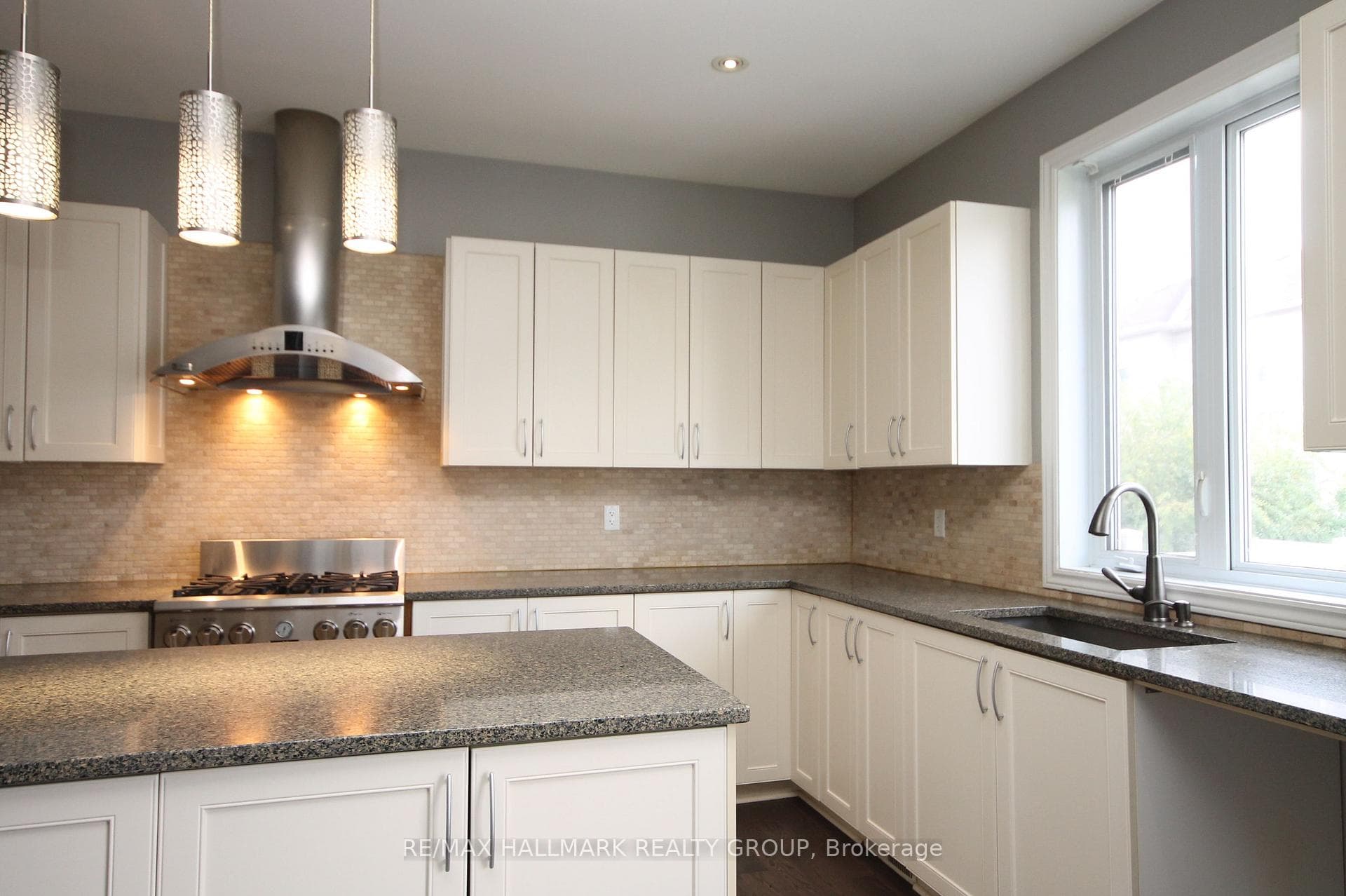 322 FAIRLAKES Way photo 12