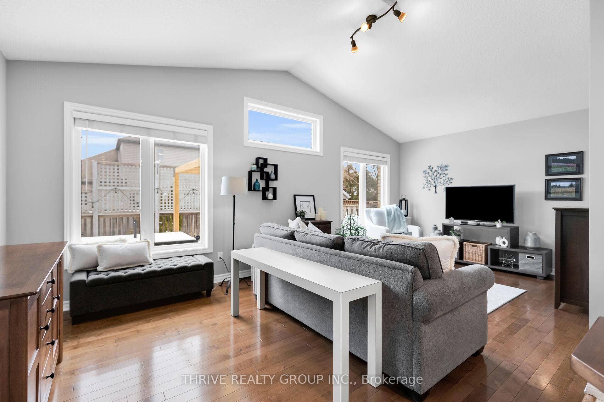 1663 Bayswater Crescent photo 22