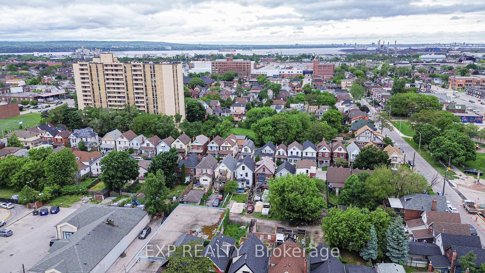 579 Wilson Street photo 28