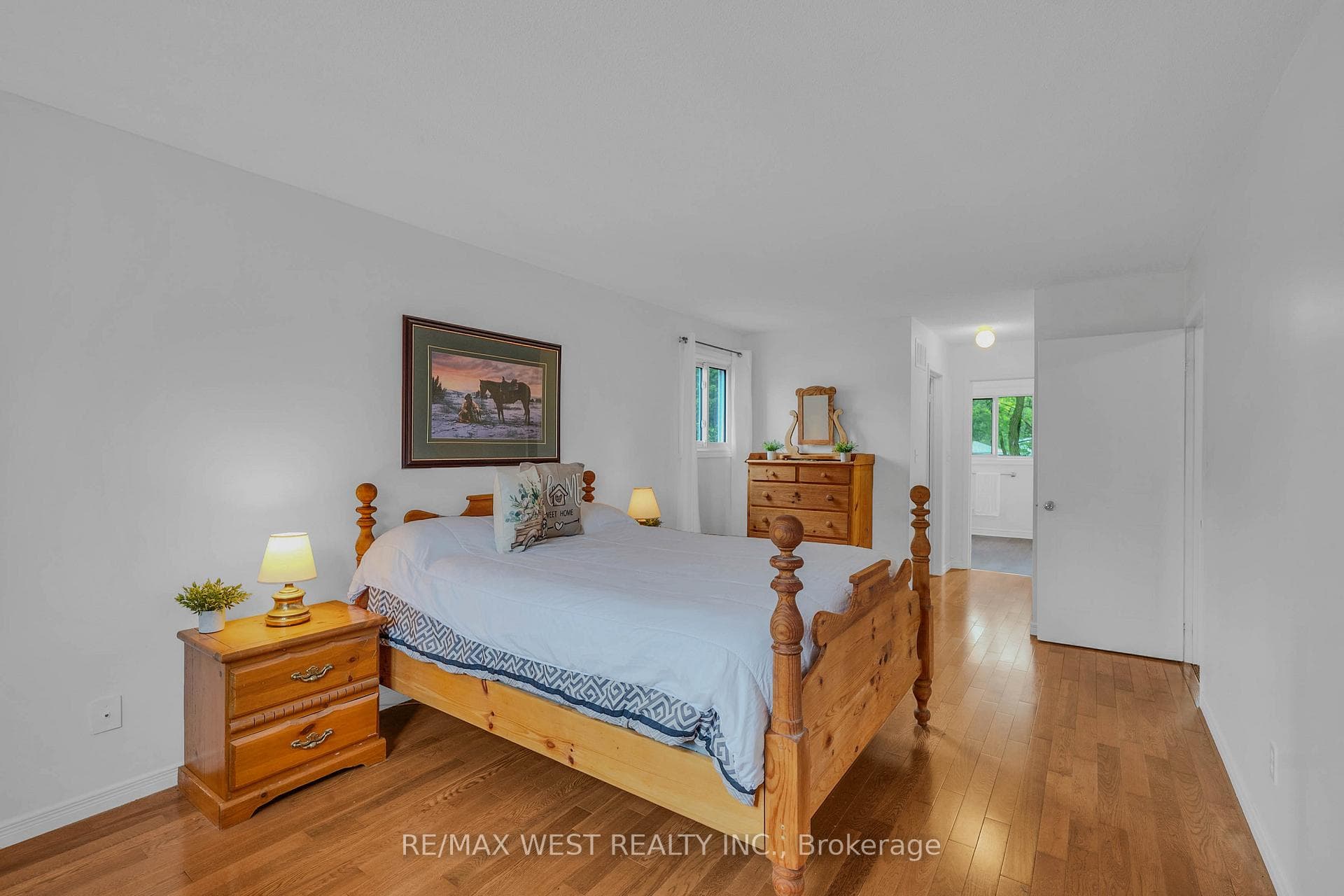 203 Elizabeth Crescent photo 21