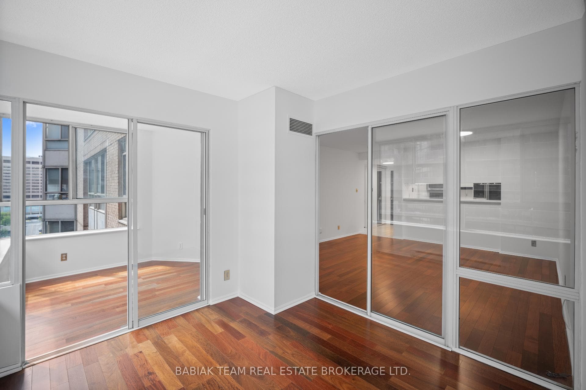 711 Bay Street Unit 1613 photo 19