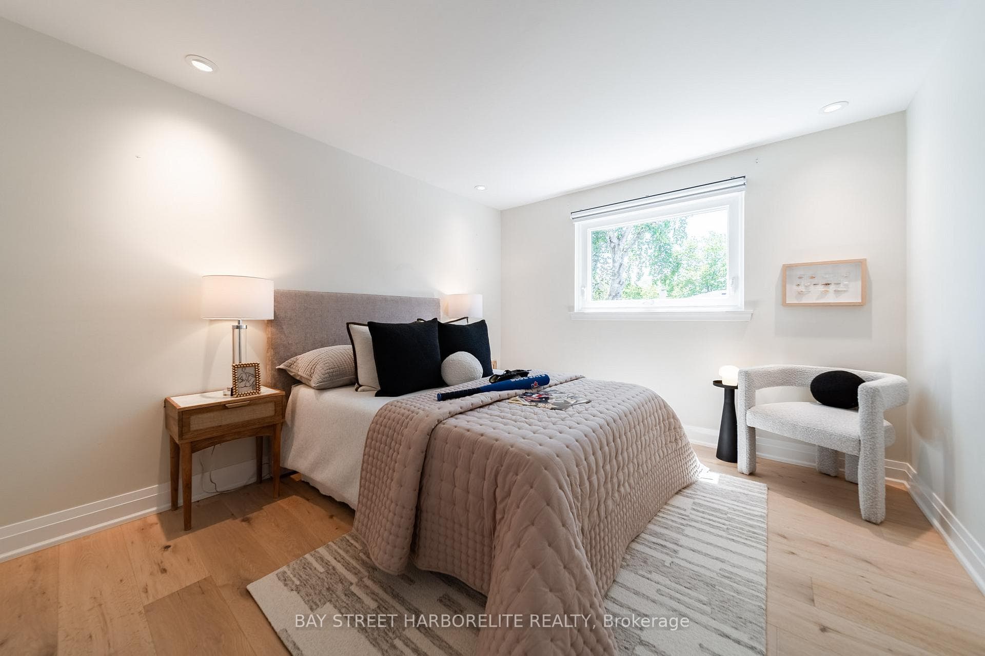 2366 Devon Road photo 20