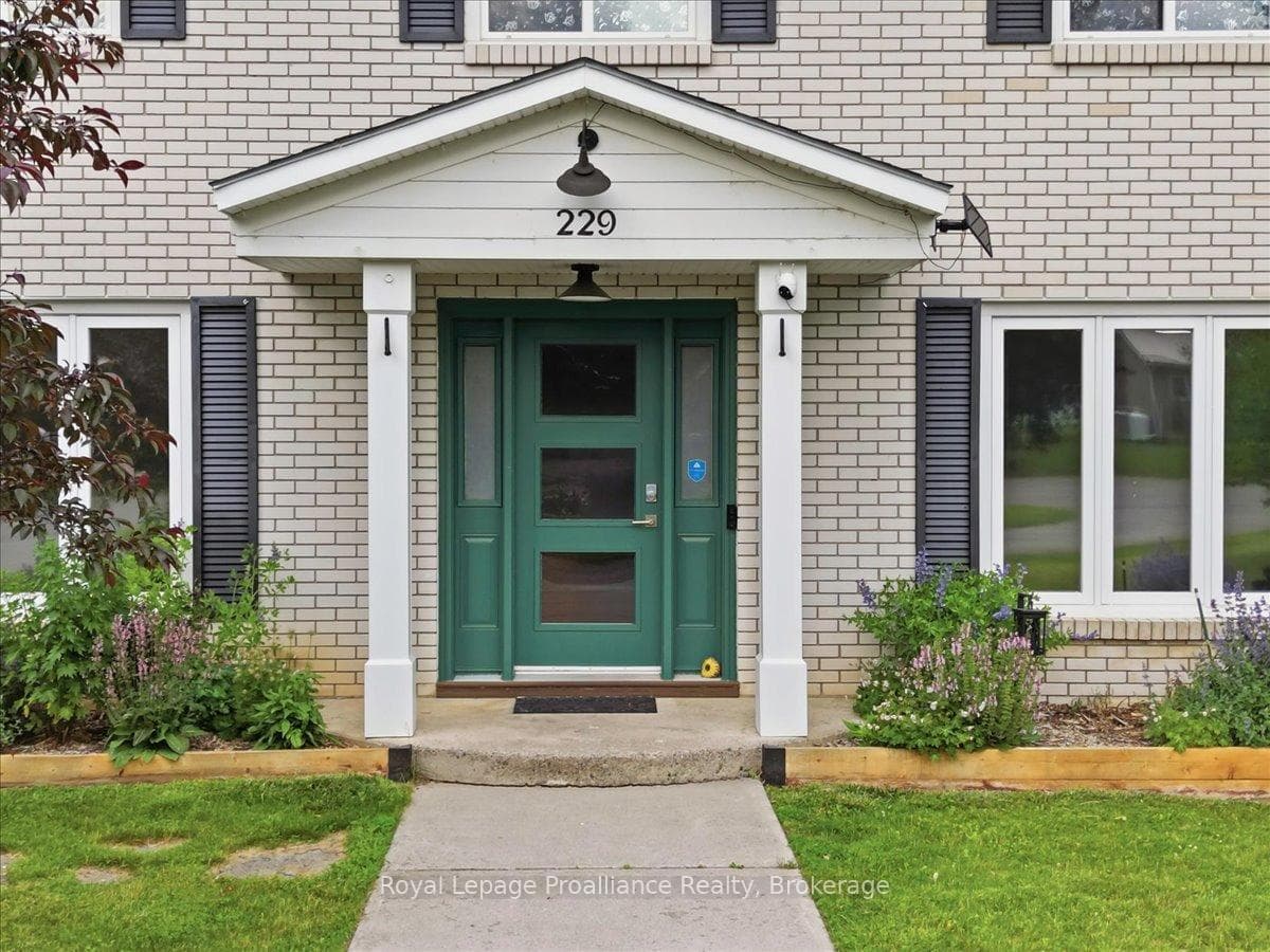 229 Henry Street photo 3
