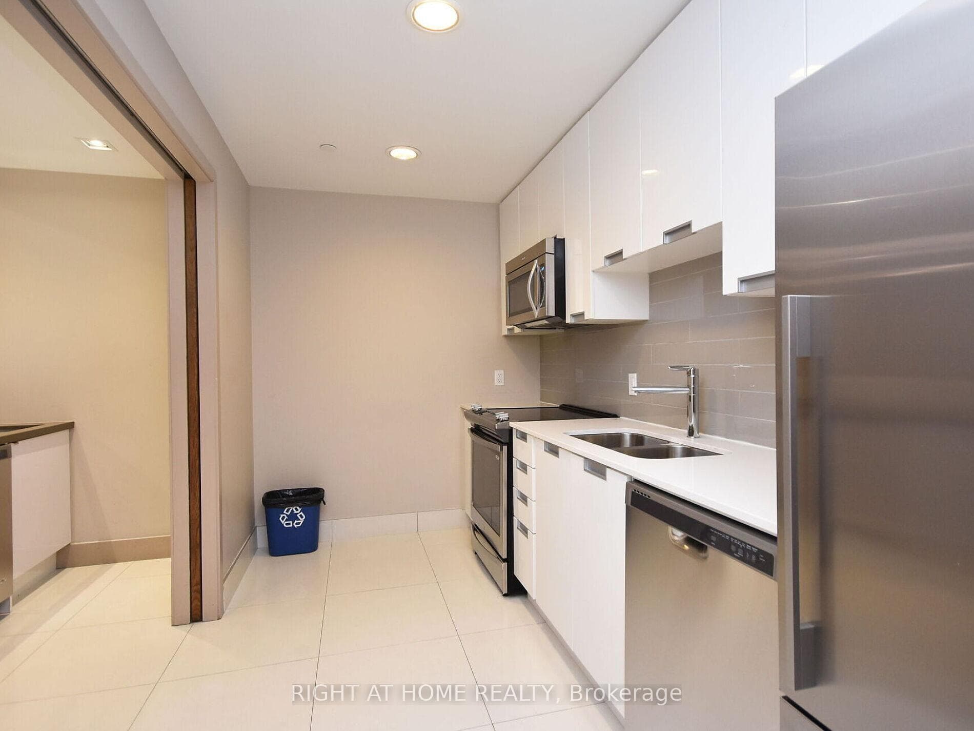 55 Eglinton Avenue Unit 1301 photo 44
