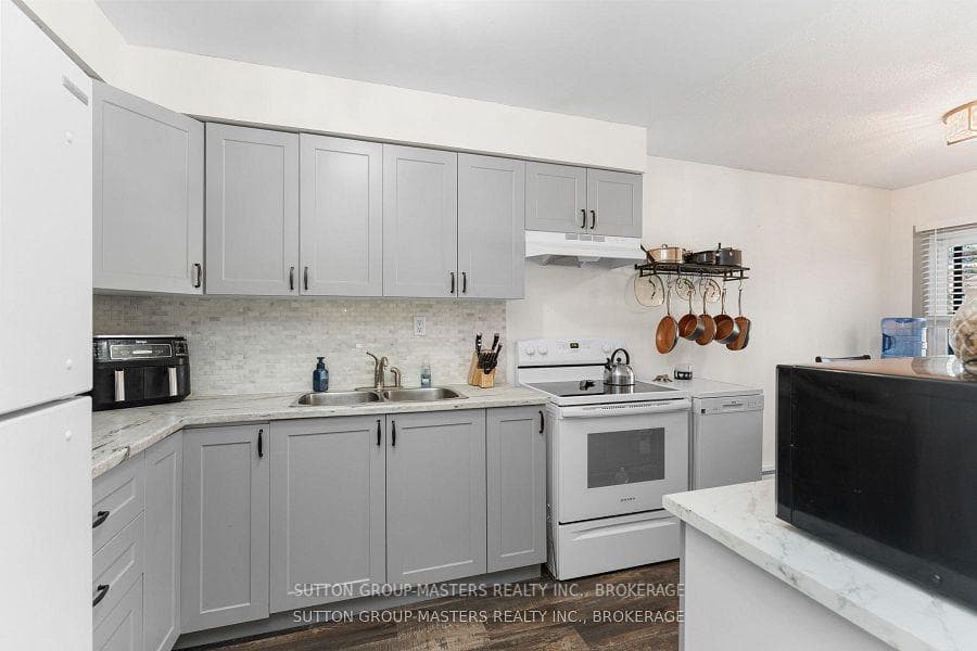19 MacPherson Avenue Unit 28 photo 14